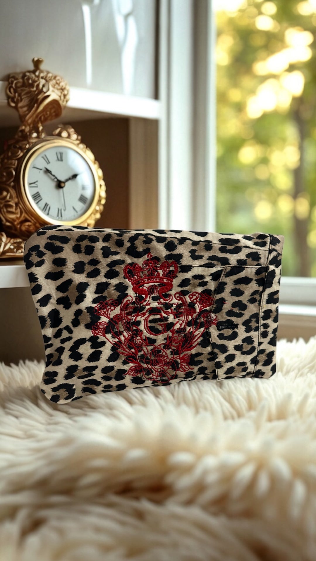 Pochette XL imprimer léopard doublure en cretonne enduite beige et son logo Rouge
