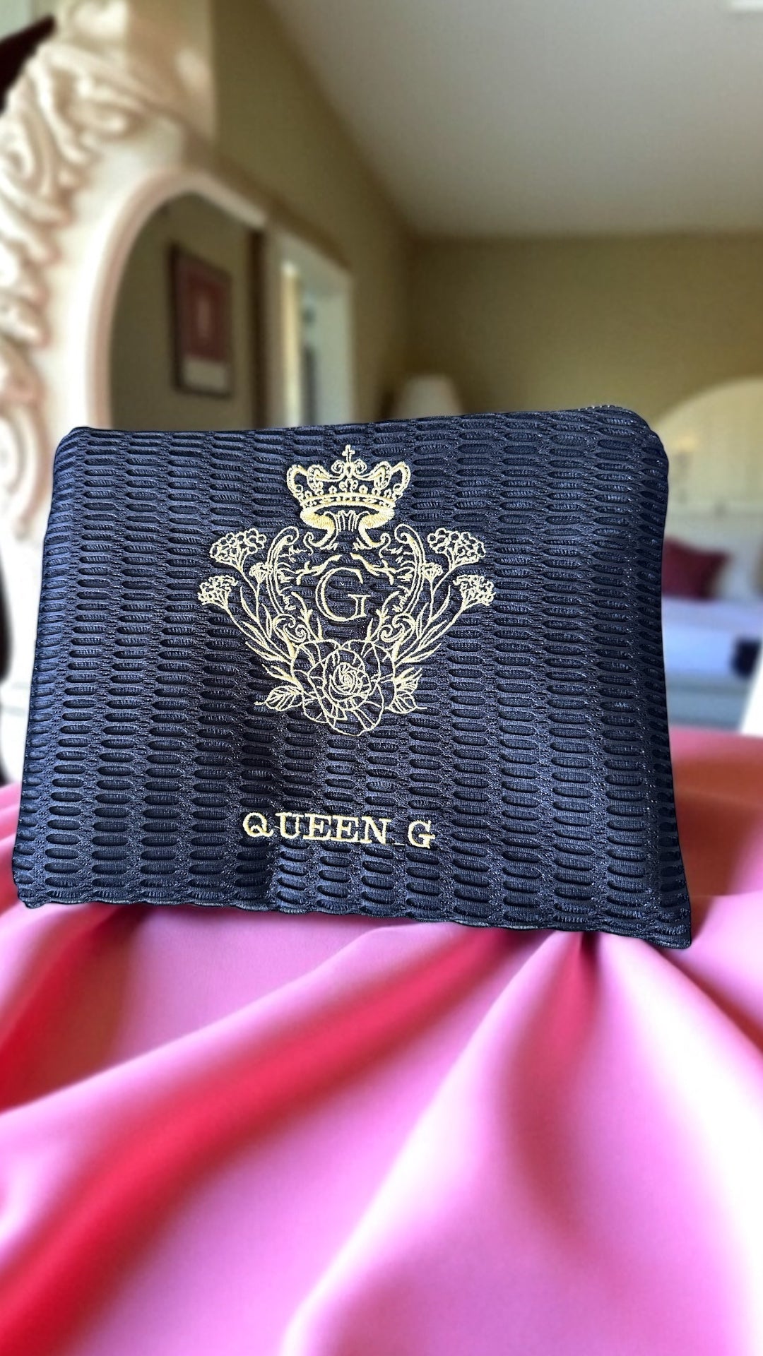 Pochette XL Noir doublure en cretonne enduite Noir et son logo Doré