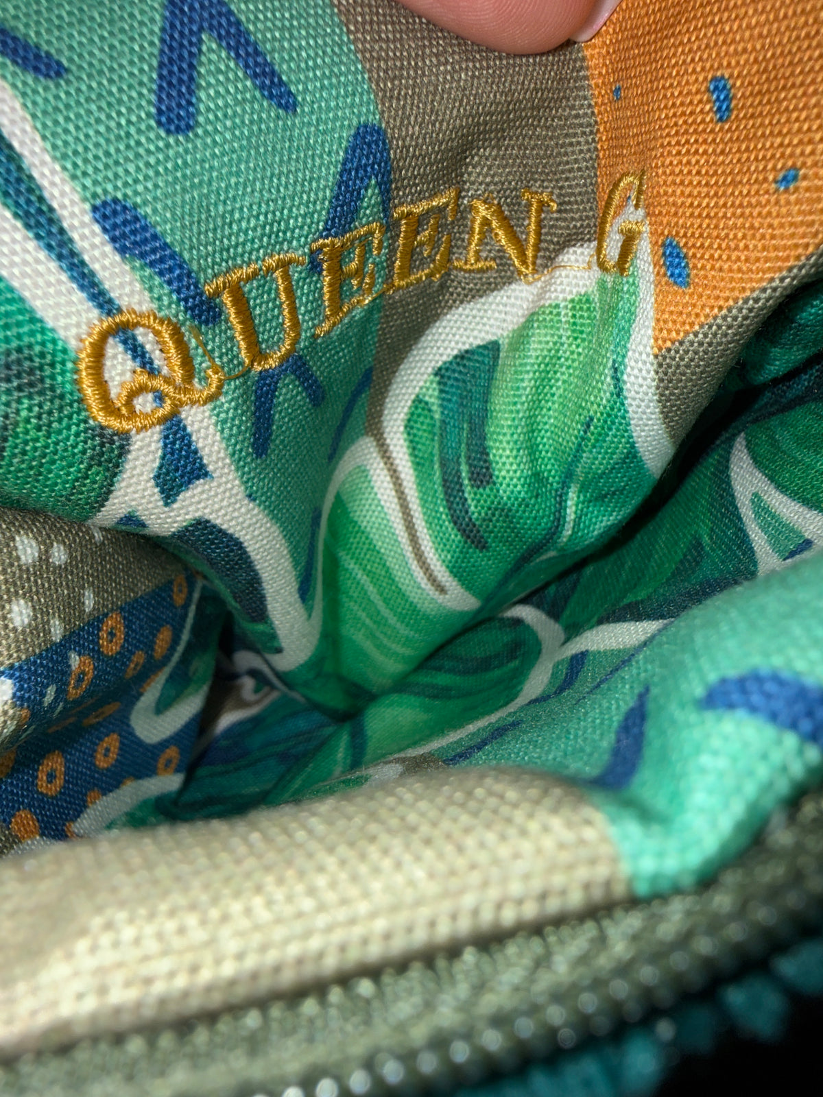 Pochette S en éponge Bambou vert sapin intérieur en cretonne enduite Logo Doré