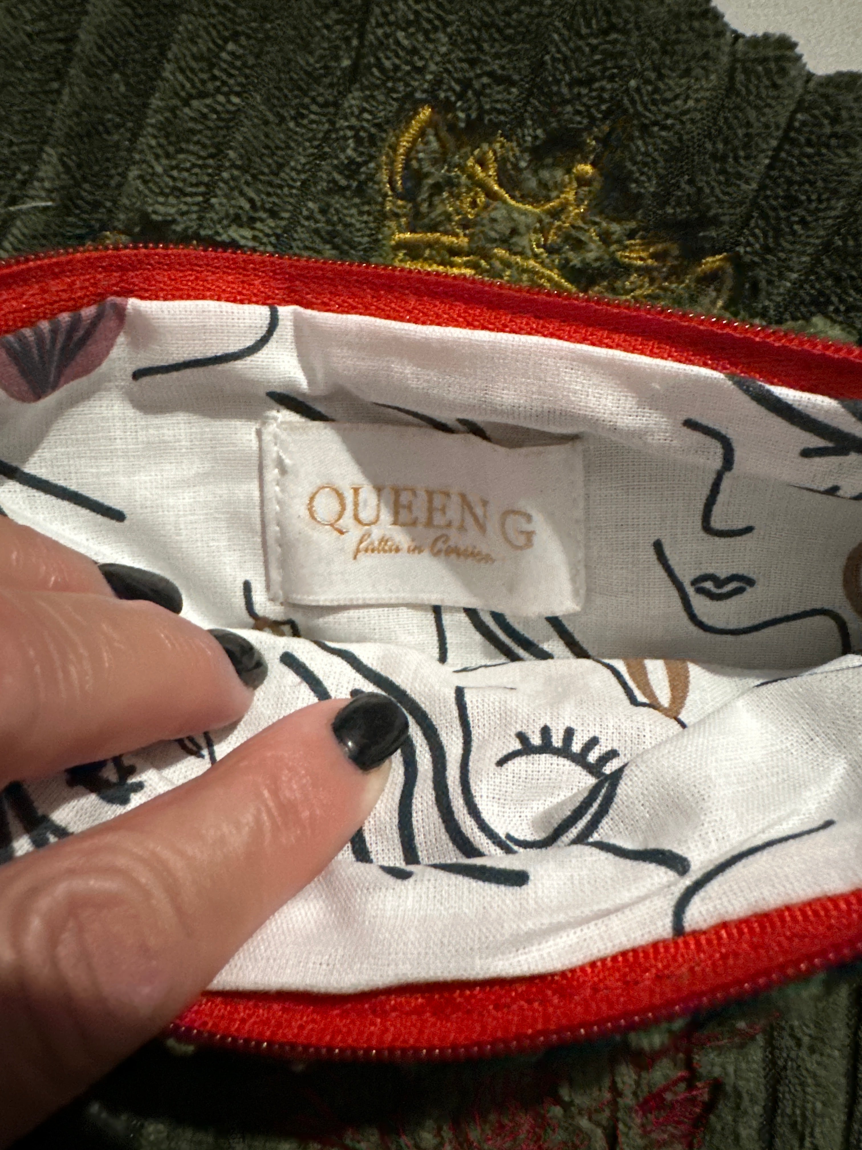 Pochette velours côtelé modèle «Maddie »de couleur Kaki et son logo brodé Rouge