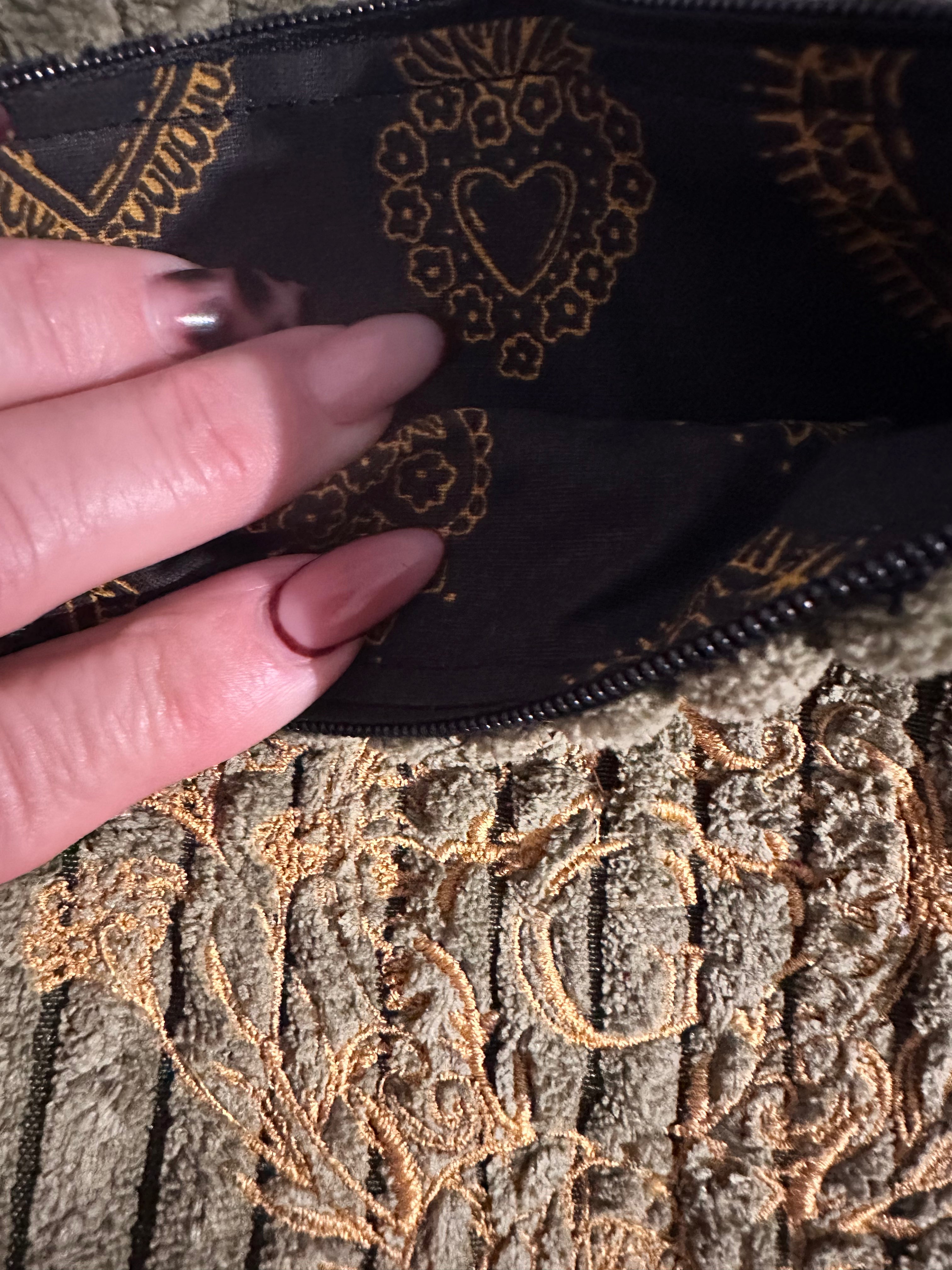 Pochette S en velours côtelé modèle «Maddie »de couleur Kaki et son logo brodé Doré