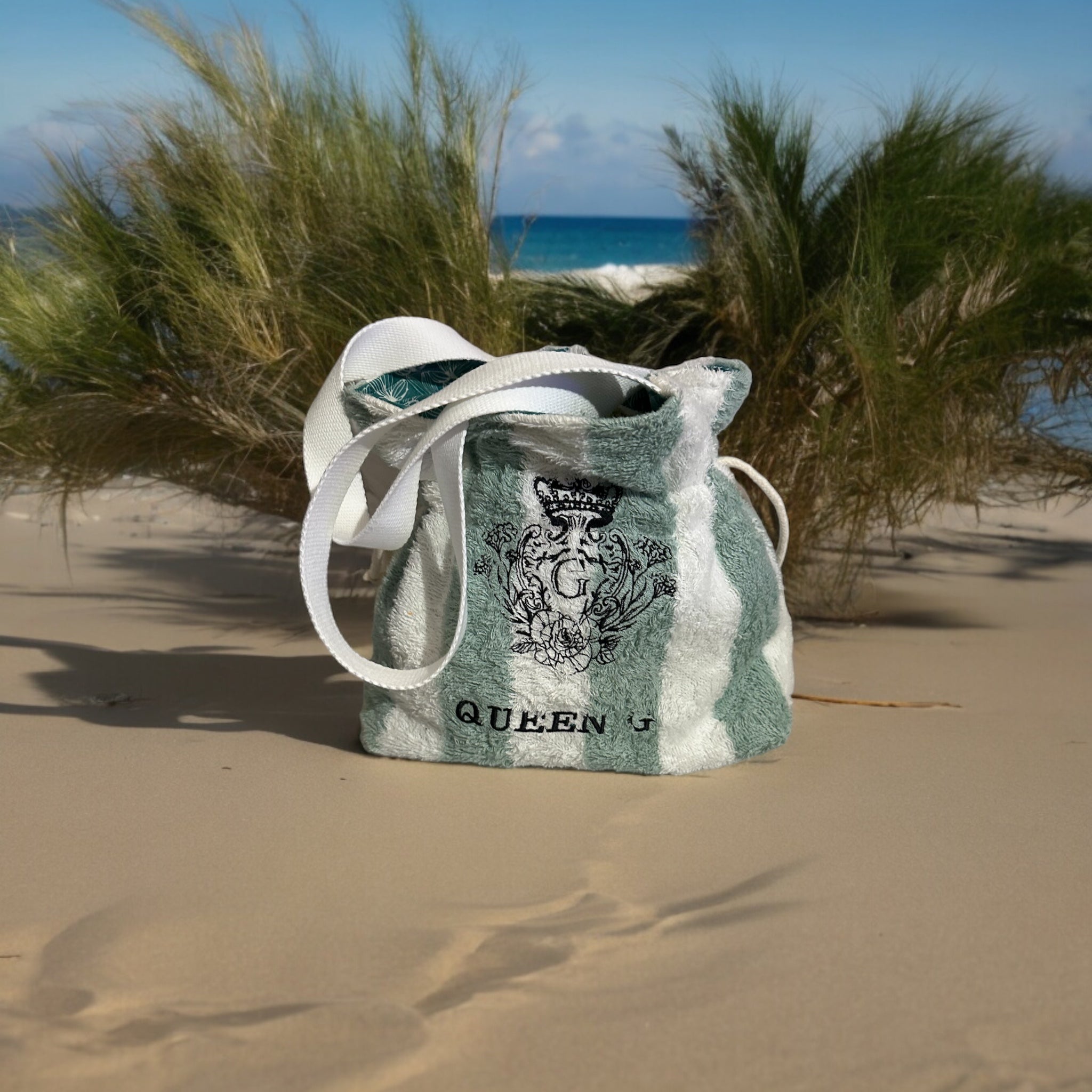 Modèle Mini sac cabas en éponge coton rayé bicolore Celadon (Blanc et Vert) intérieur en cretonne enduite Blanche et Verte Thème feuillage et son Logo Noir