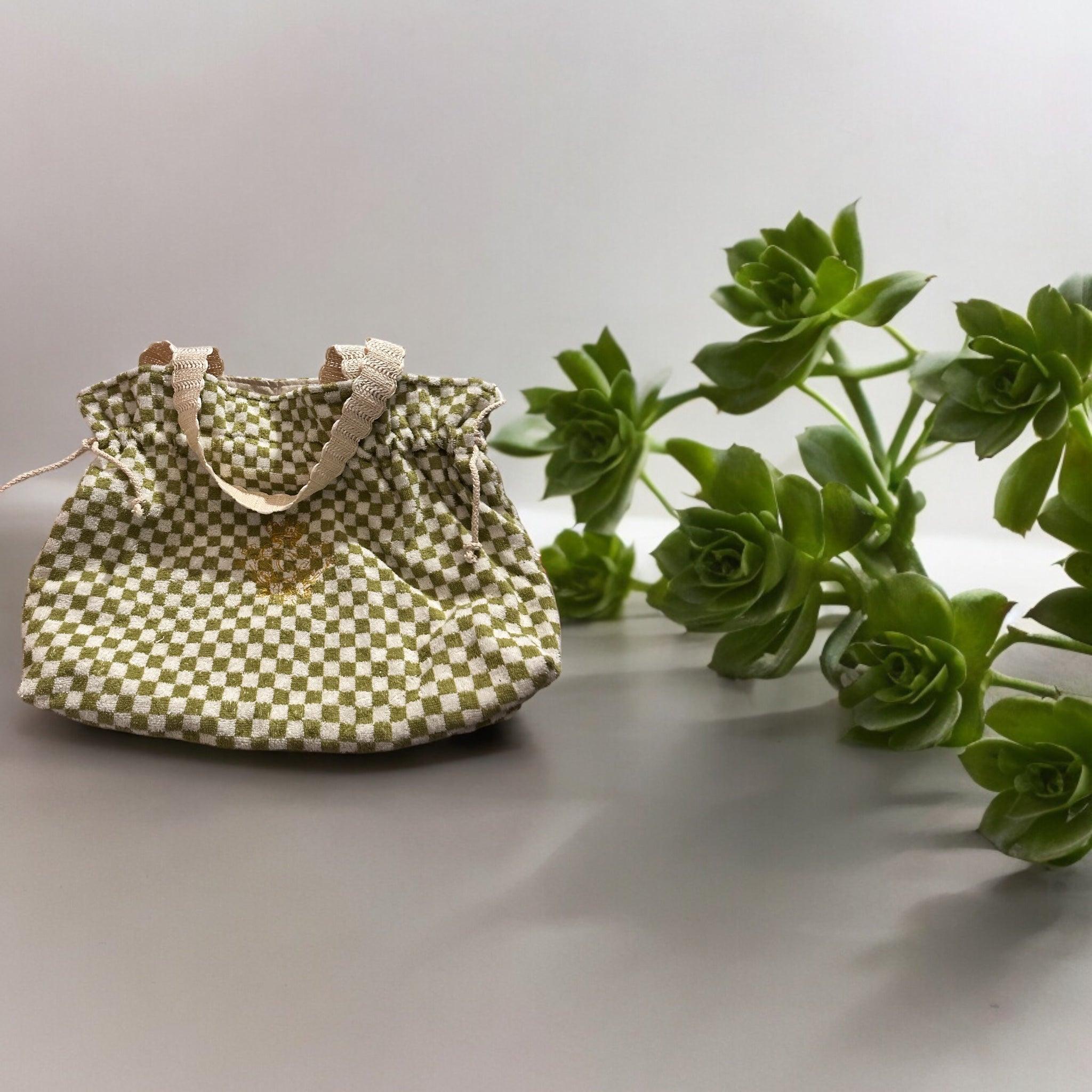 Modèle sac cabas XL en éponge Verte et carreaux Blancs intérieur en cretonne enduite dorée et son logo Doré
