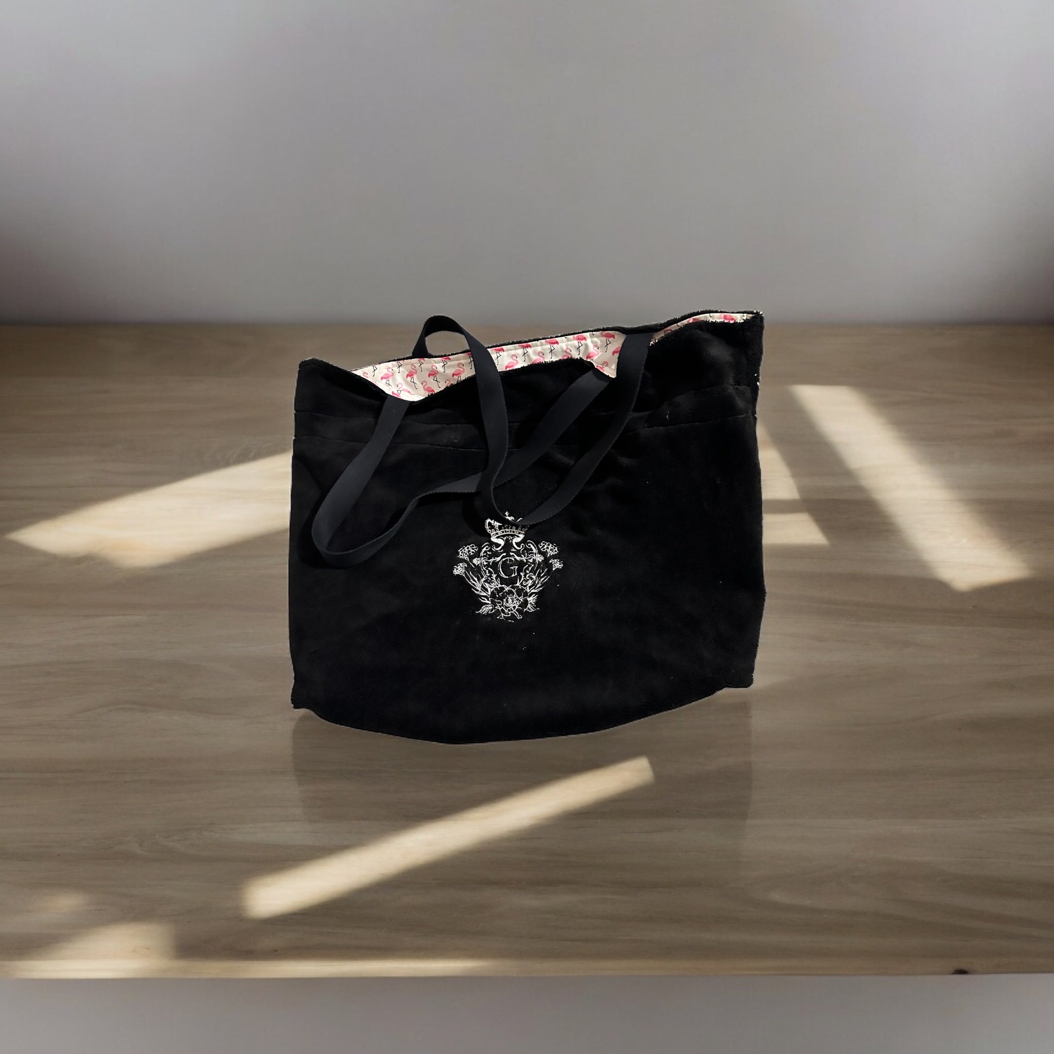 Modèle sac cabas XL en éponge Bambou de couleur Noir intérieur en cretonne enduite Thème Flamant Rose Logo Blanc
