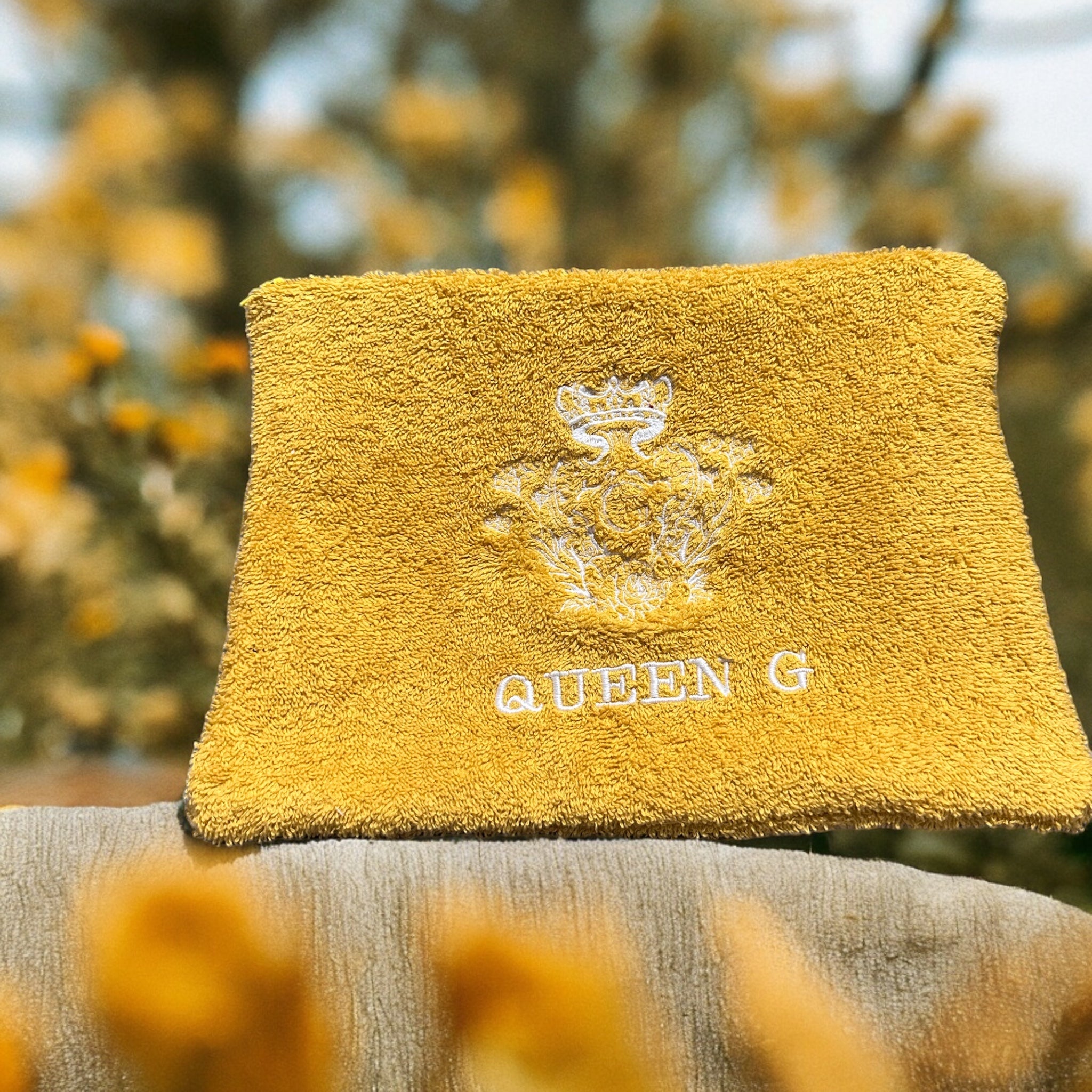Pochette XL en éponge Jaune Moutarde en coton intérieur en cretonne enduite logo Blanc