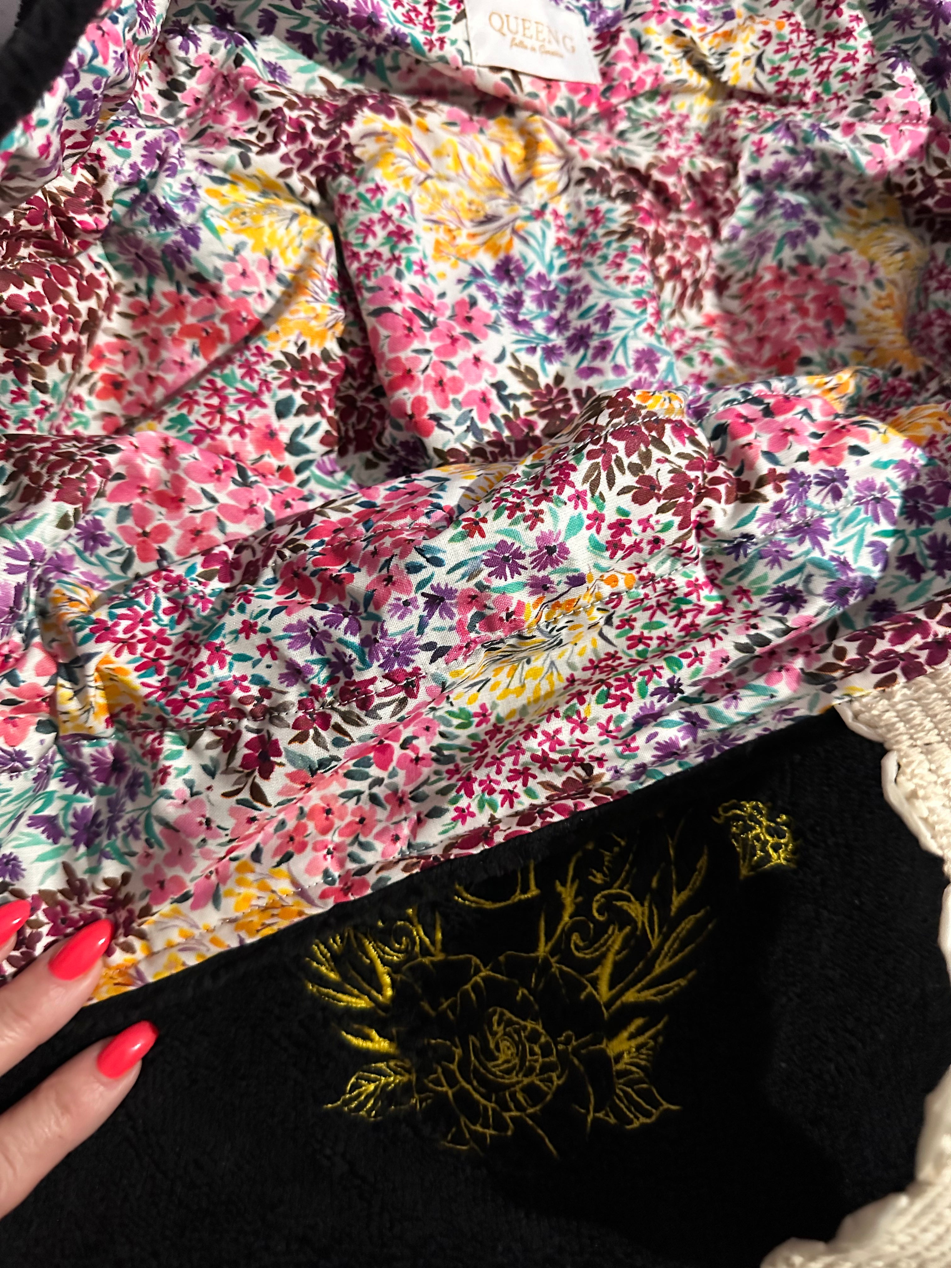 Modèle sac cabas XL en éponge Bambou de couleur Noir intérieur en cretonne enduite Thème Fleurs Logo Doré