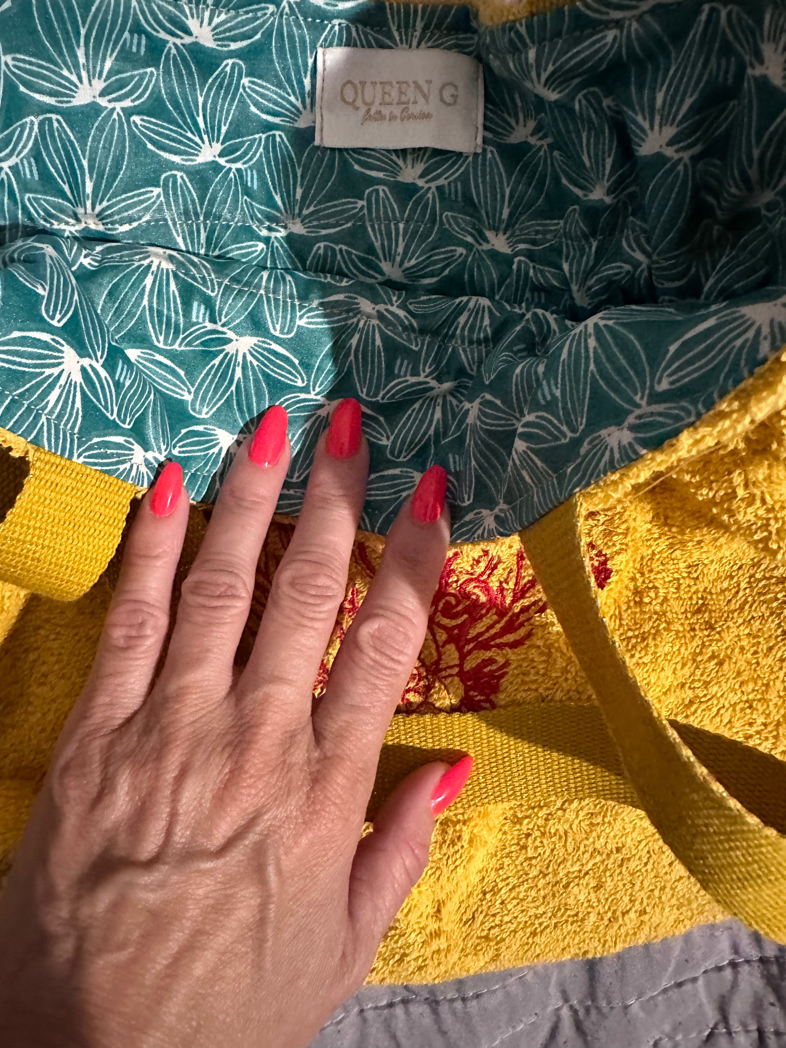 Modèle Mini sac cabas en éponge Jaune Moutarde intérieur en cretonne enduite Logo Rouge