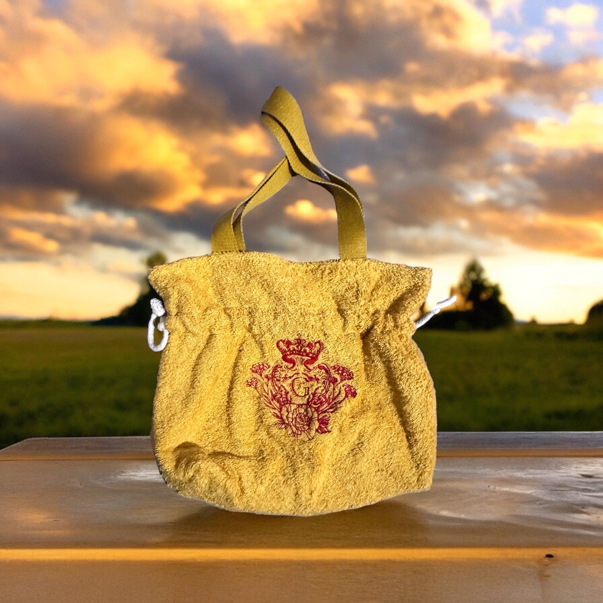 Modèle Mini sac cabas en éponge Jaune Moutarde intérieur en cretonne enduite Logo Rouge