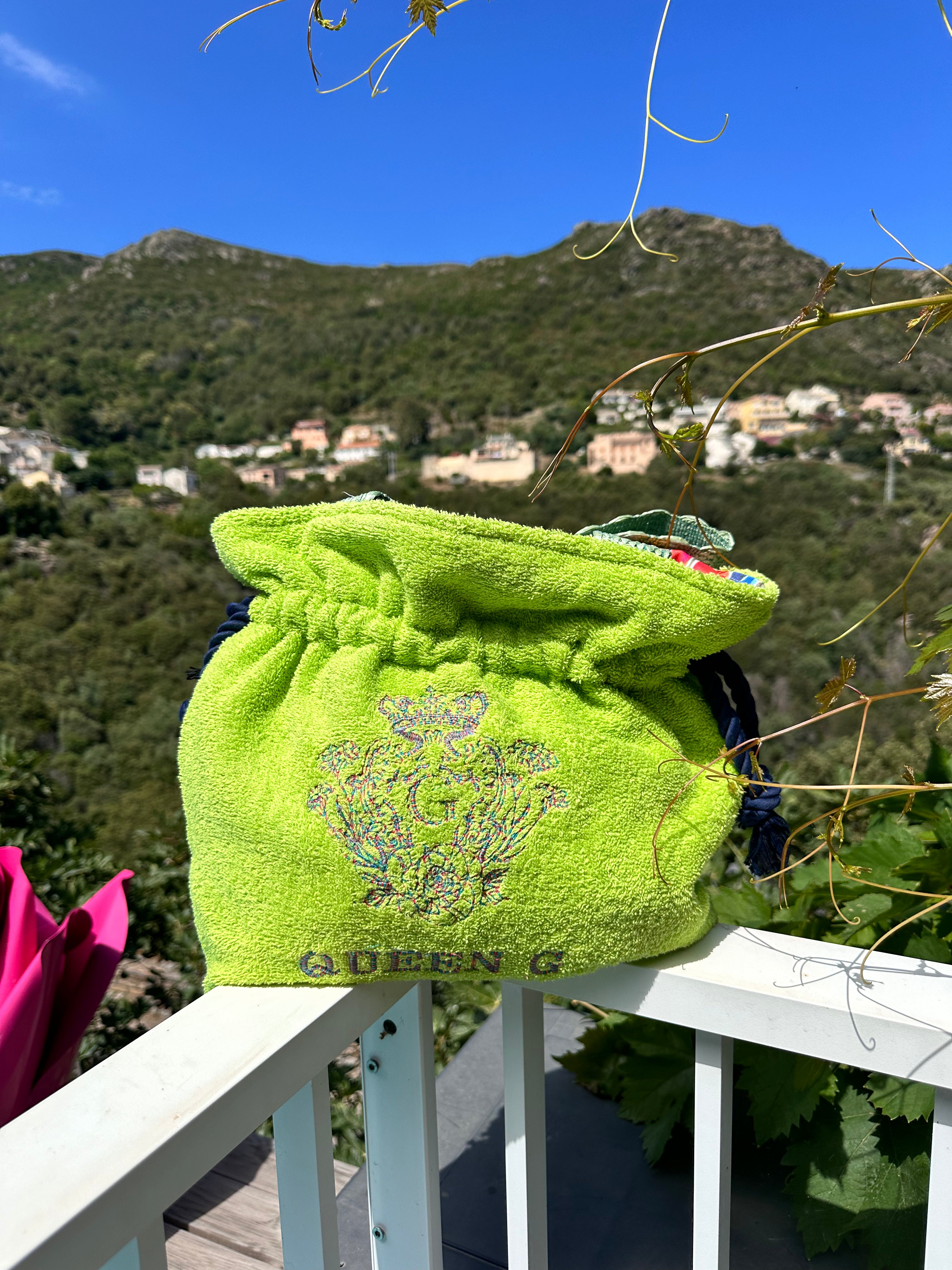 Modèle sac cabas moyen en éponge Bonie Vert pomme intérieur en cretonne enduite Logo bleu et rose
