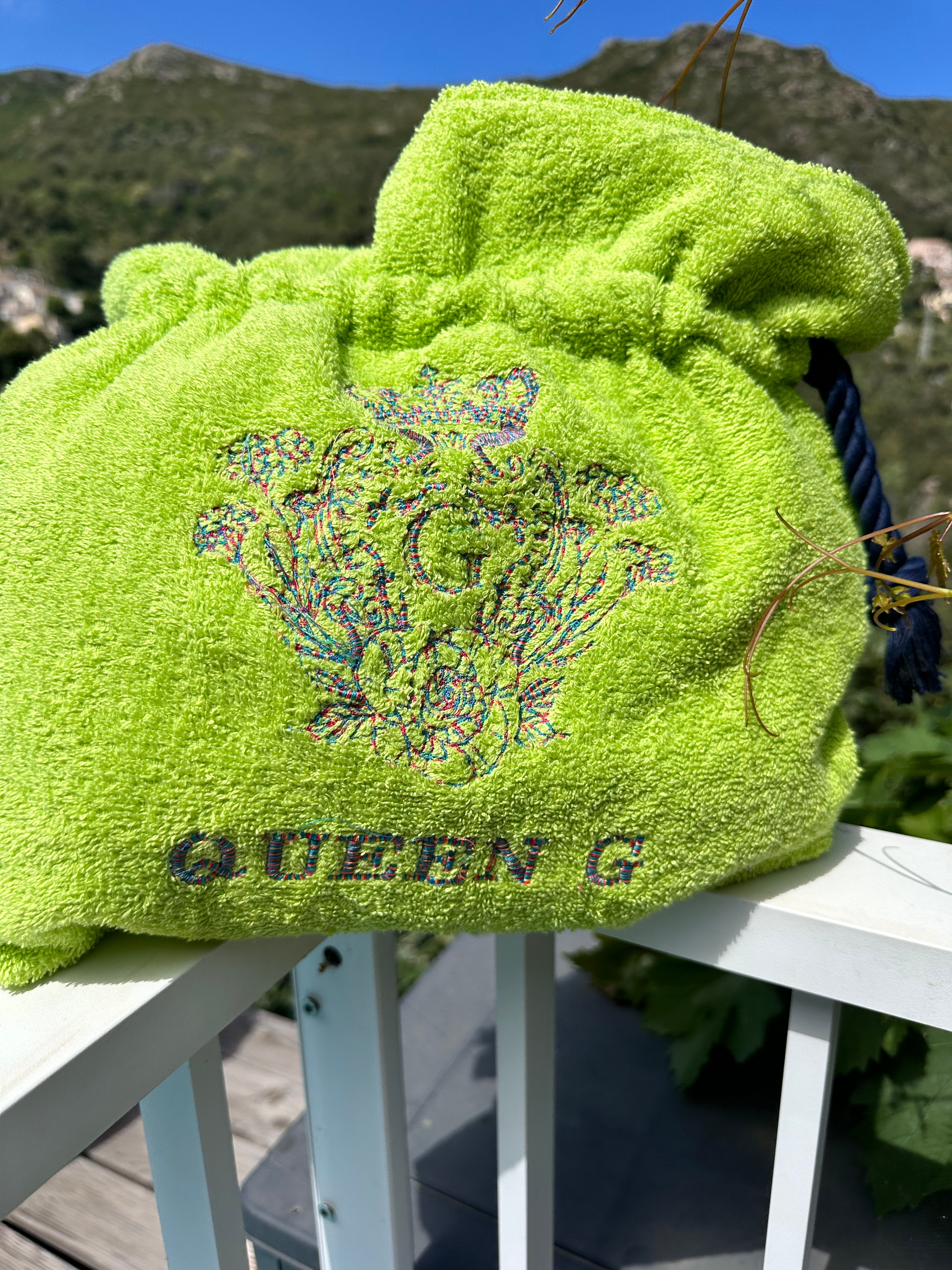 Modèle sac cabas moyen en éponge Bonie Vert pomme intérieur en cretonne enduite Logo bleu et rose