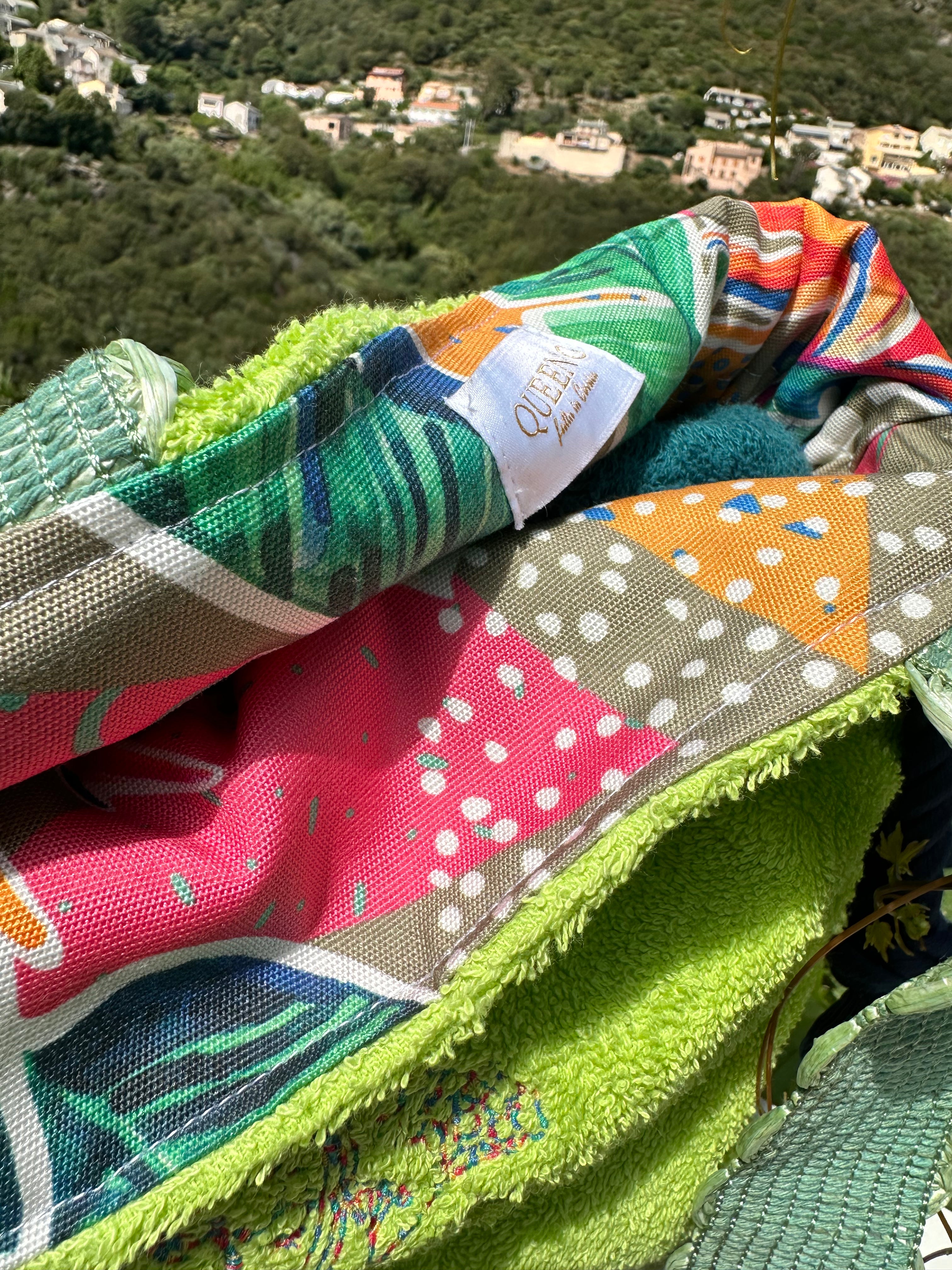 Modèle sac cabas moyen en éponge Bonie Vert pomme intérieur en cretonne enduite Logo bleu et rose