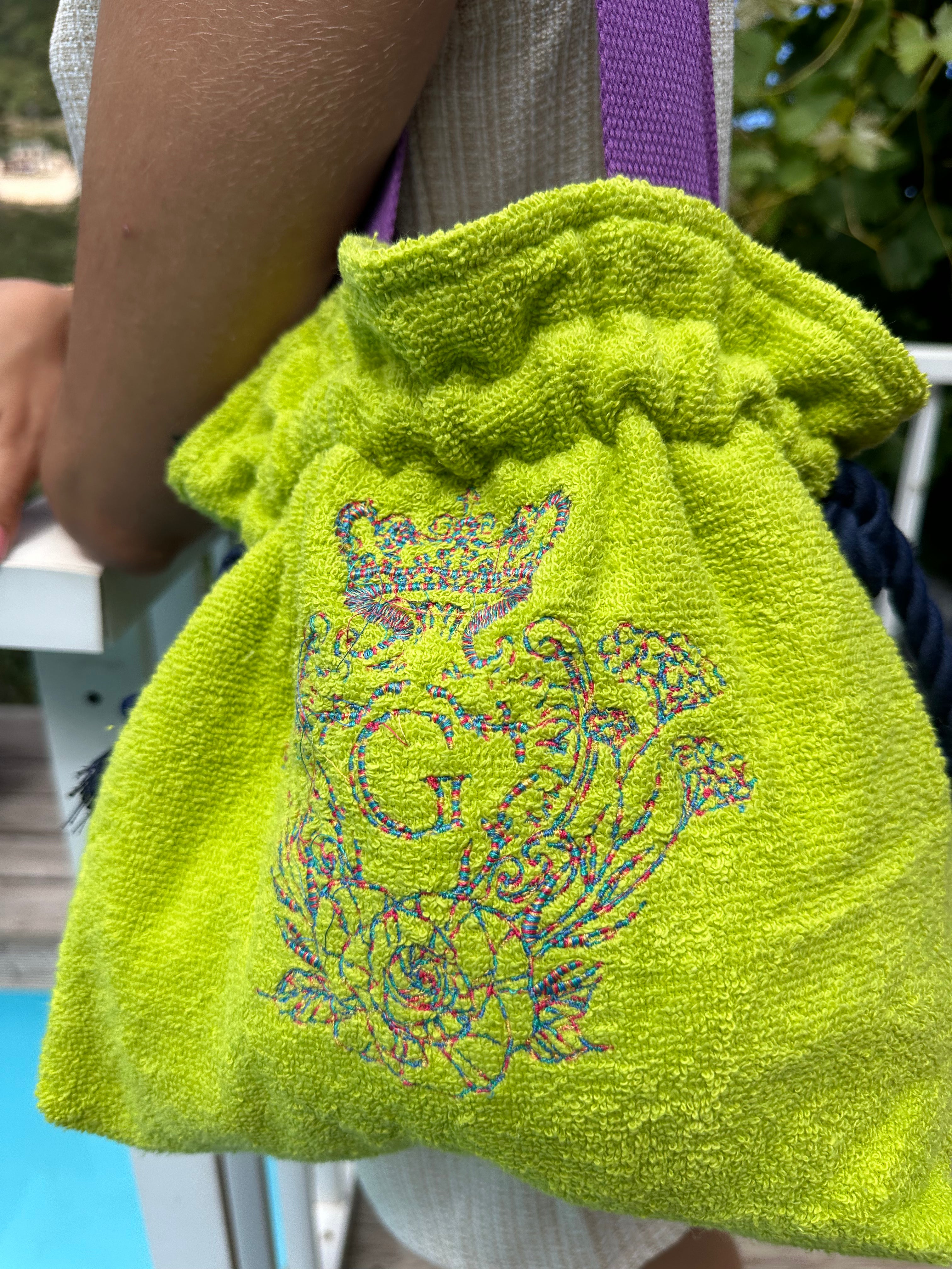 Modèle Mini sac cabas en éponge Vert Pomme intérieur en cretonne enduite Blanc Nacré Logo Bleu et Rose