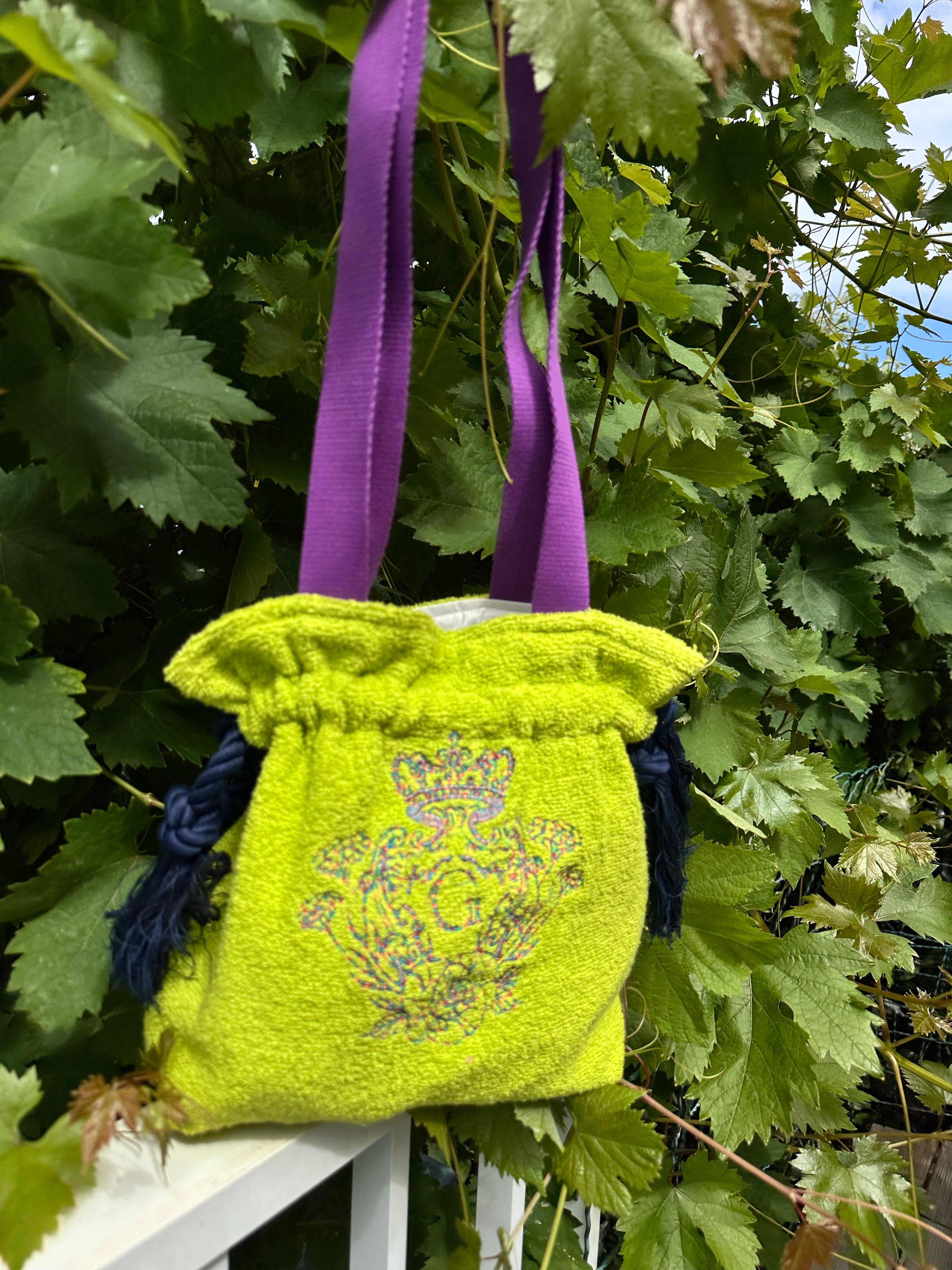 Modèle Mini sac cabas en éponge Vert Pomme intérieur en cretonne enduite Blanc Nacré Logo Bleu et Rose