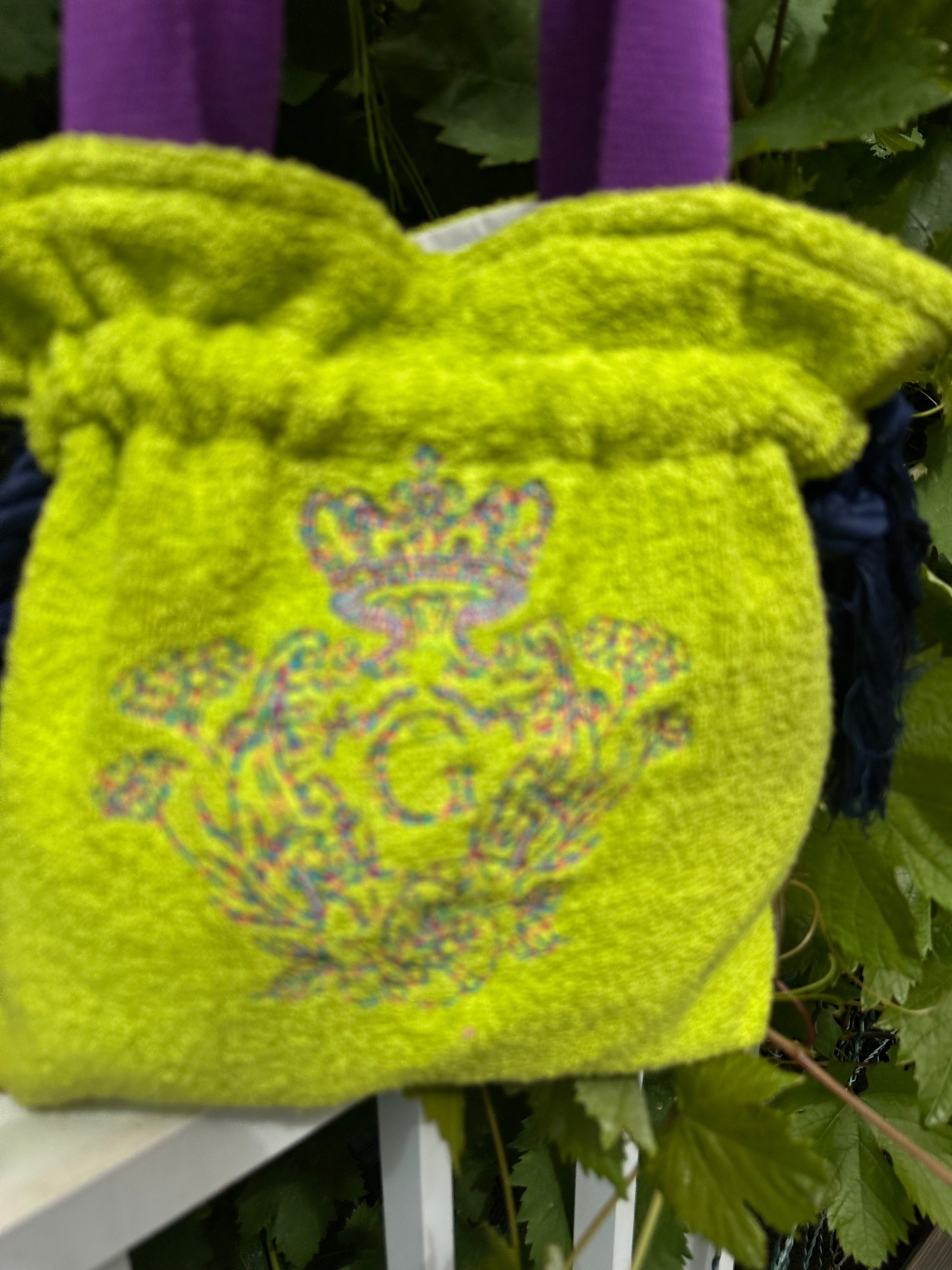 Modèle Mini sac cabas en éponge Vert Pomme intérieur en cretonne enduite Blanc Nacré Logo Bleu et Rose