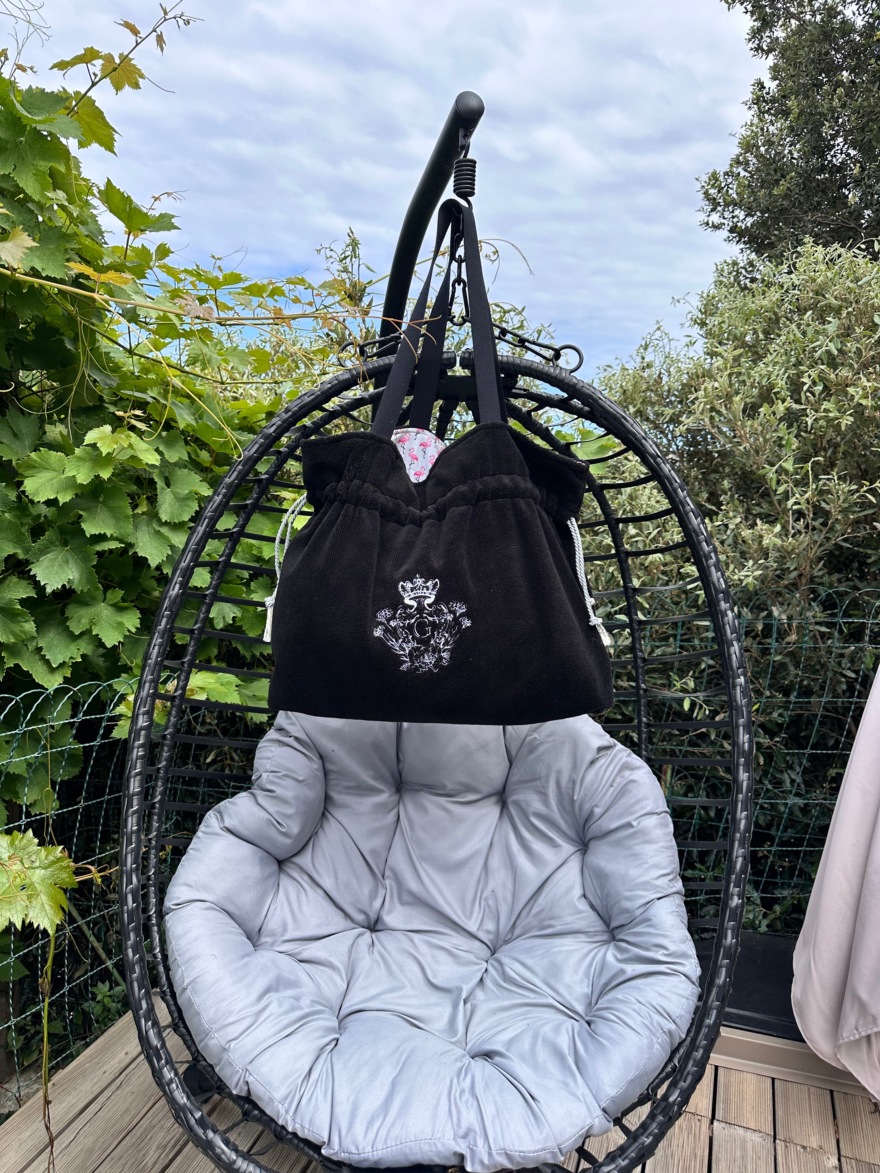 Modèle sac cabas XL en éponge Bambou de couleur Noir intérieur en cretonne enduite Thème Flamant Rose Logo Blanc
