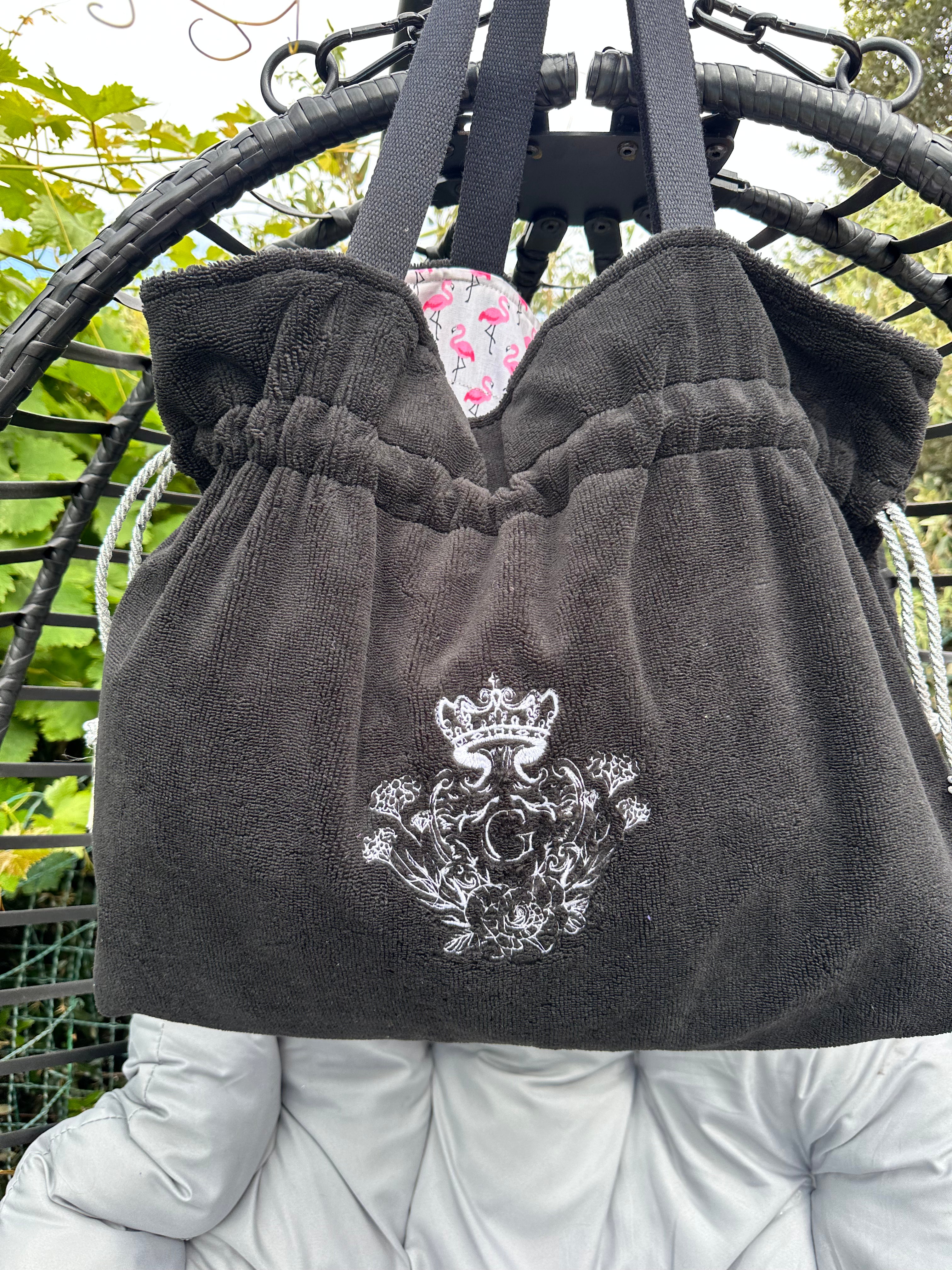 Modèle sac cabas XL en éponge Bambou de couleur Noir intérieur en cretonne enduite Thème Flamant Rose Logo Blanc