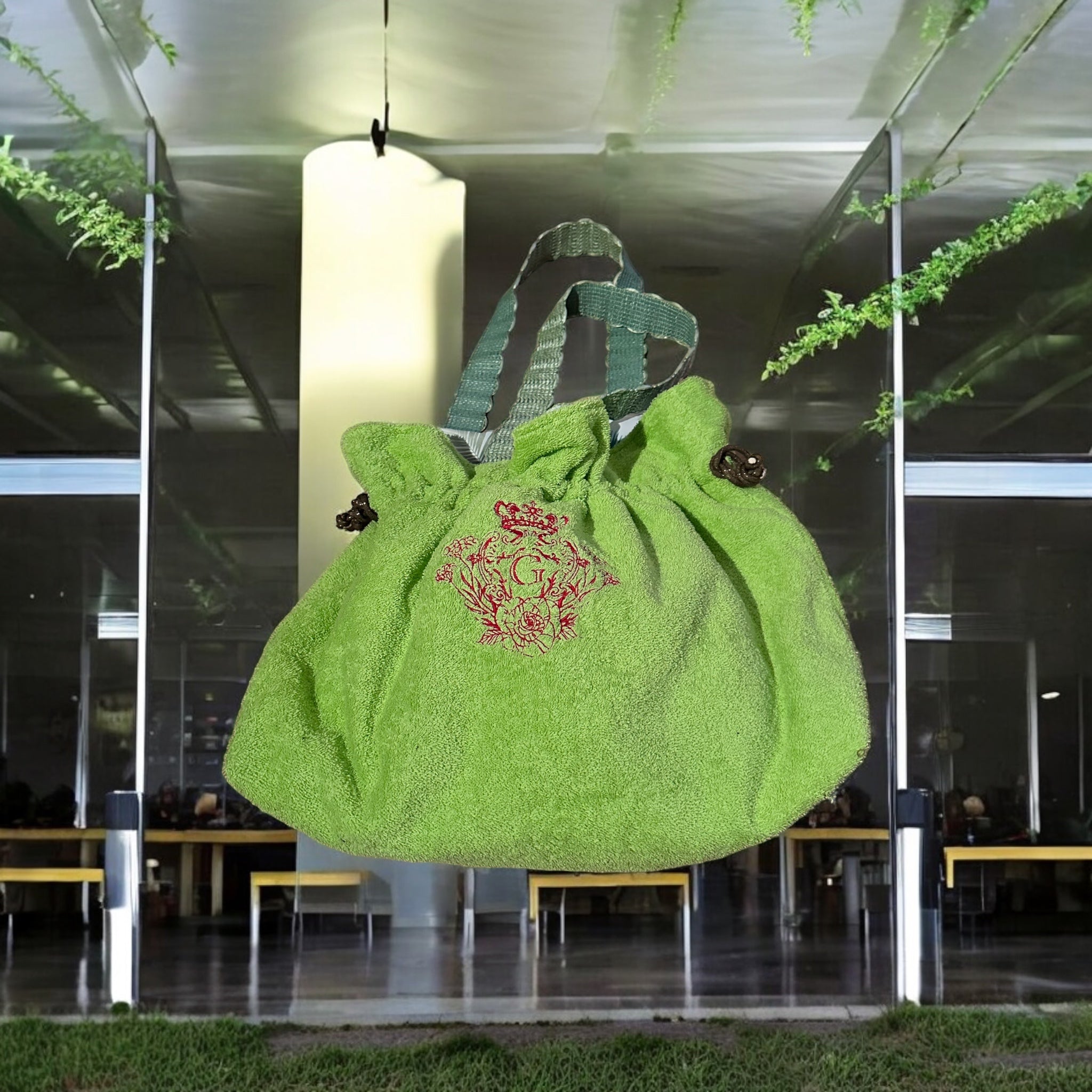 Modèle sac cabas XL en éponge Vert pomme intérieur en cretonne enduite Logo Rouge