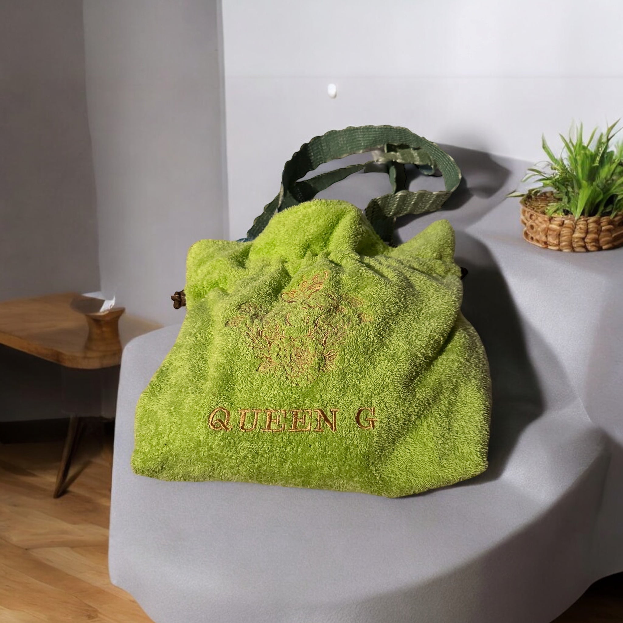Modèle sac cabas moyen en éponge Bonie Vert pomme intérieur en cretonne enduite logo doré(ance verte )