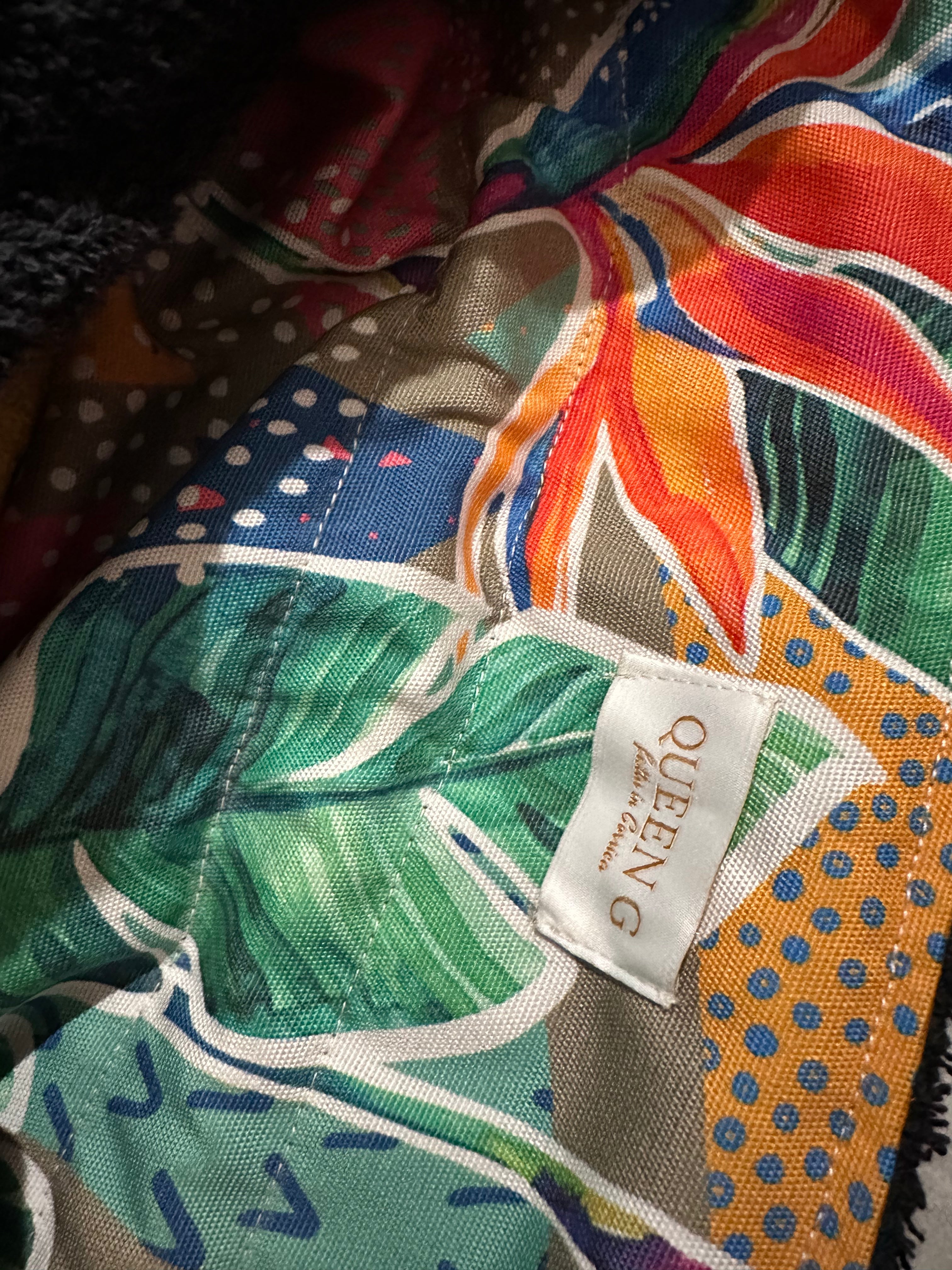 Modèle sac cabas moyen en éponge de couleur Noir intérieur en cretonne enduite Thème oiseau du Paradis et son logo Rouge