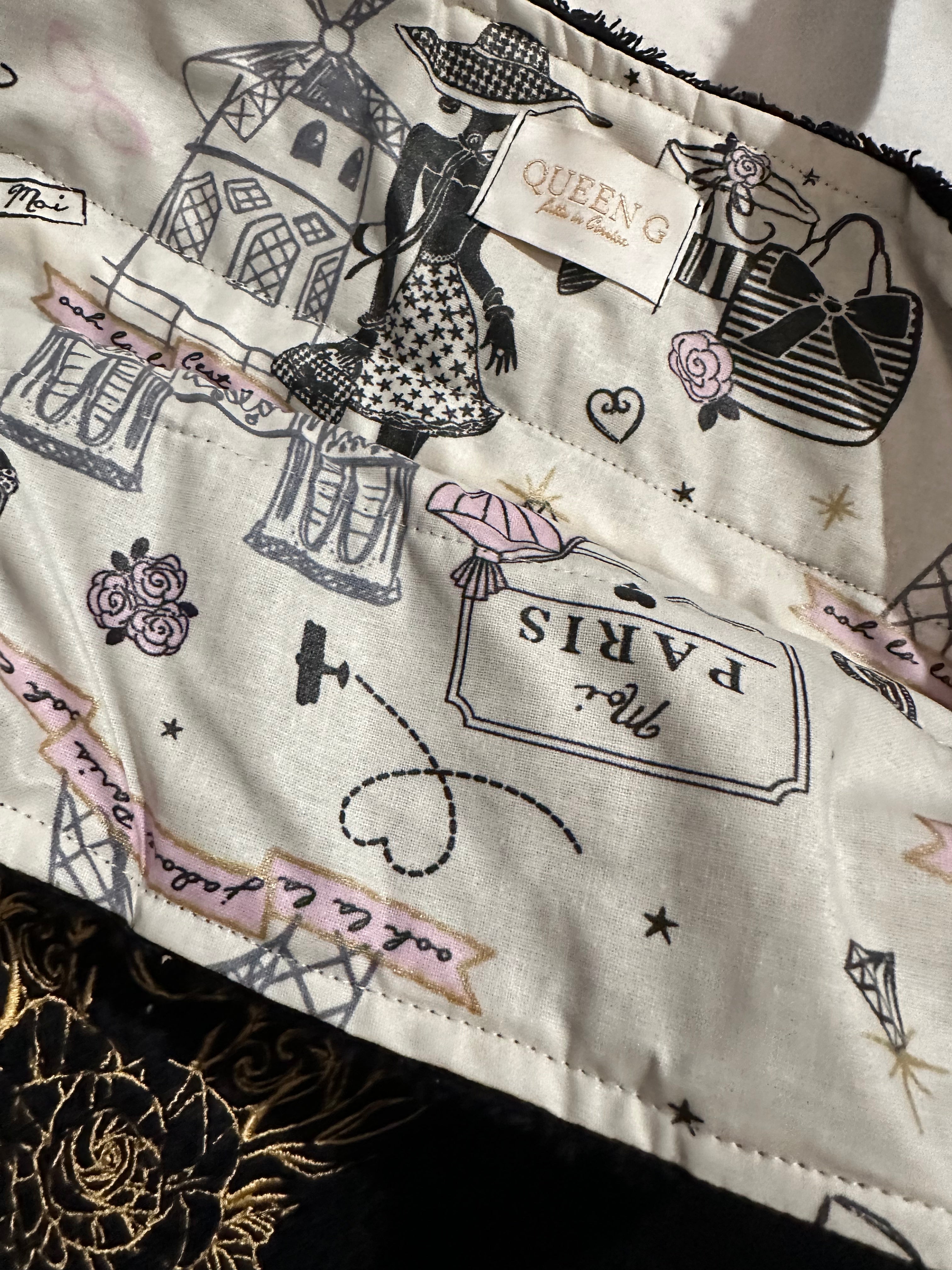 Modèle sac cabas moyen en éponge de couleur Noir intérieur en cretonne enduite et son logo Doré