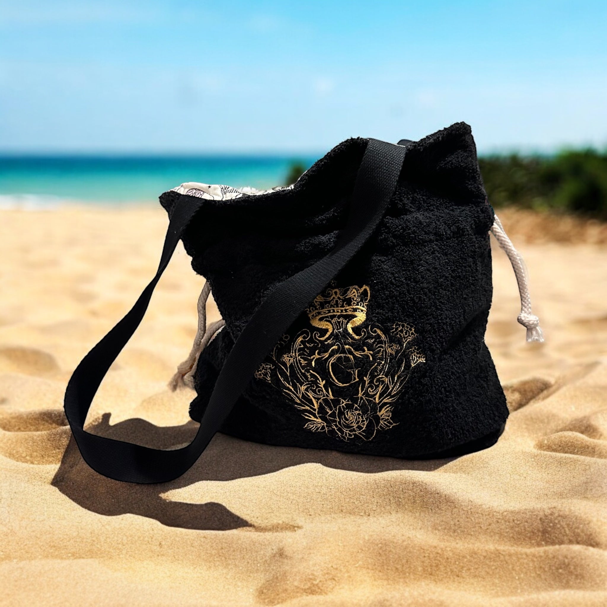 Modèle sac cabas moyen en éponge de couleur Noir intérieur en cretonne enduite et son logo Doré