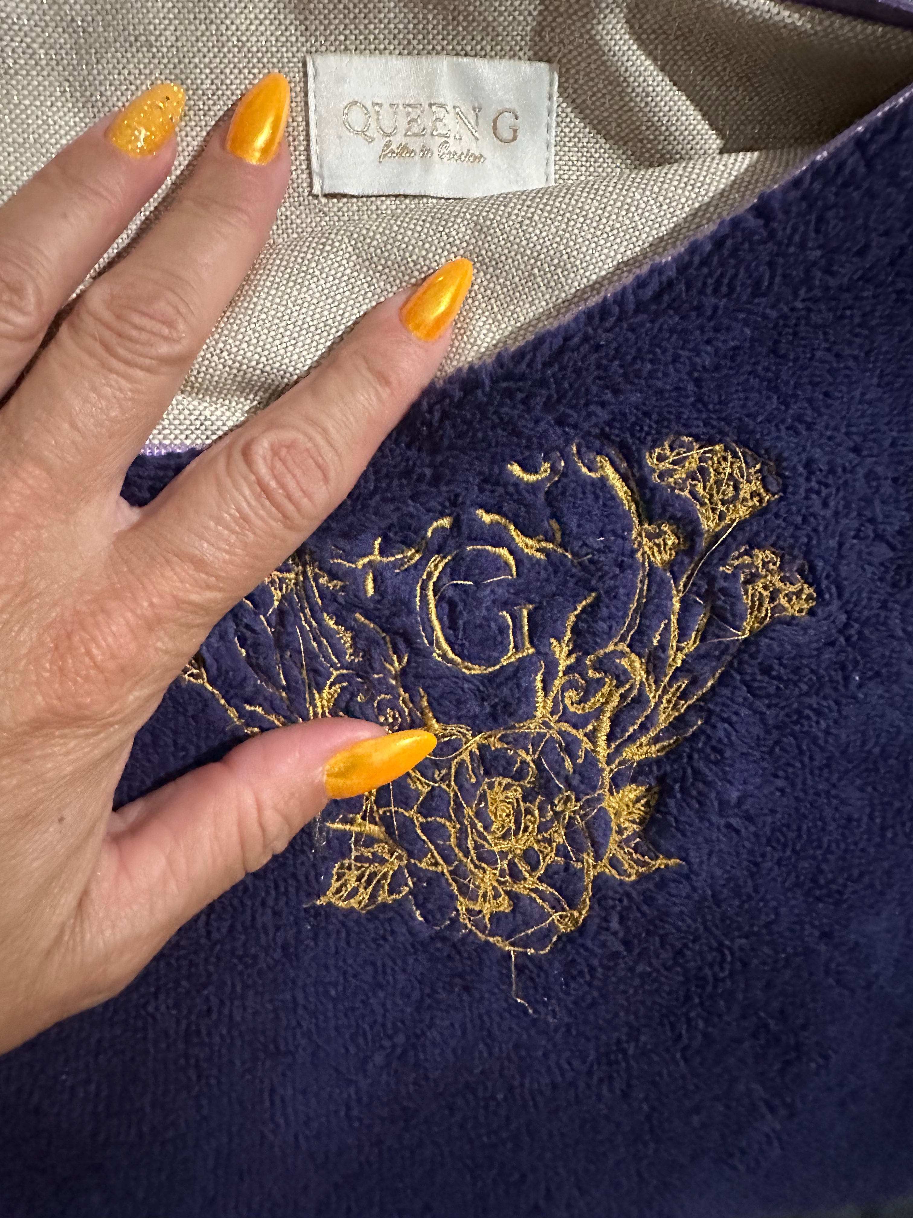 Pochette XL en éponge Bambou Mauve intérieur en cretonne enduite dorée pailletée et Logo Doré