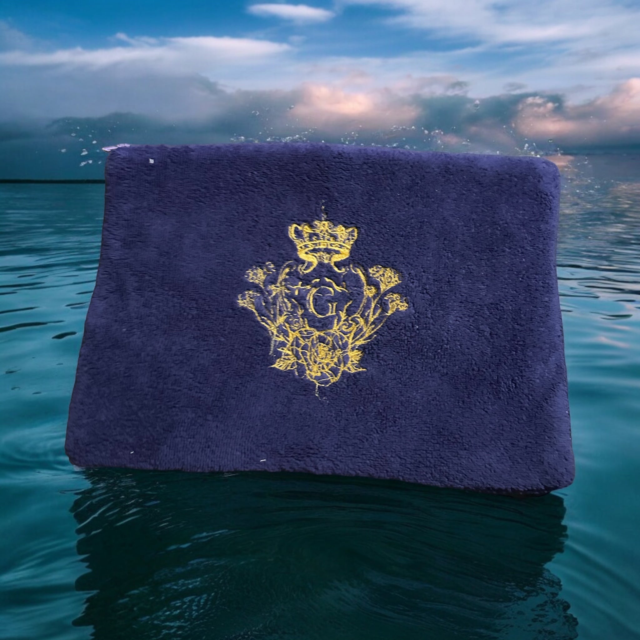 Pochette XL en éponge Bambou Mauve intérieur en cretonne enduite dorée pailletée et Logo Doré