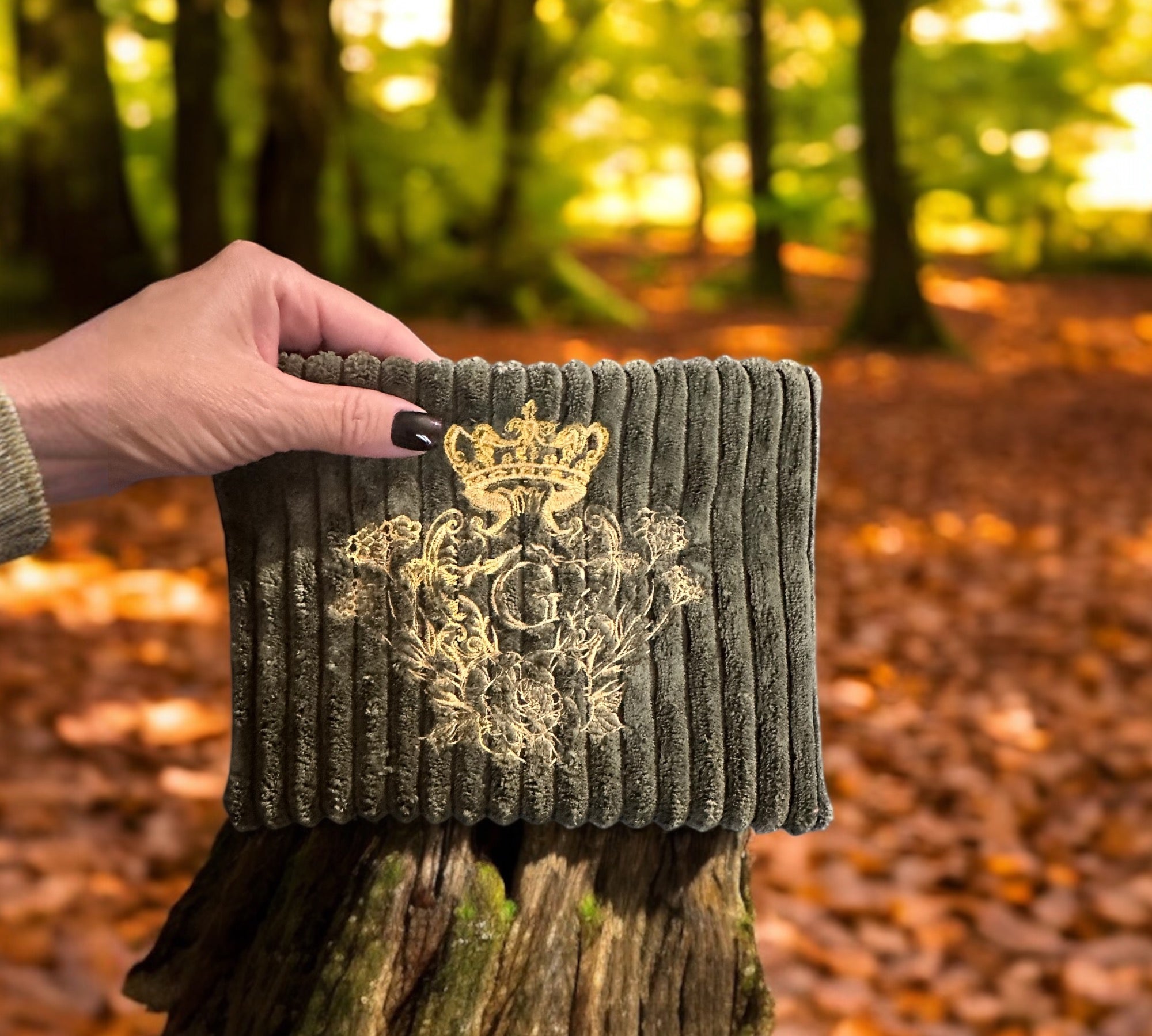 Pochette S en velours côtelé modèle «Maddie »de couleur Kaki et son logo brodé Doré