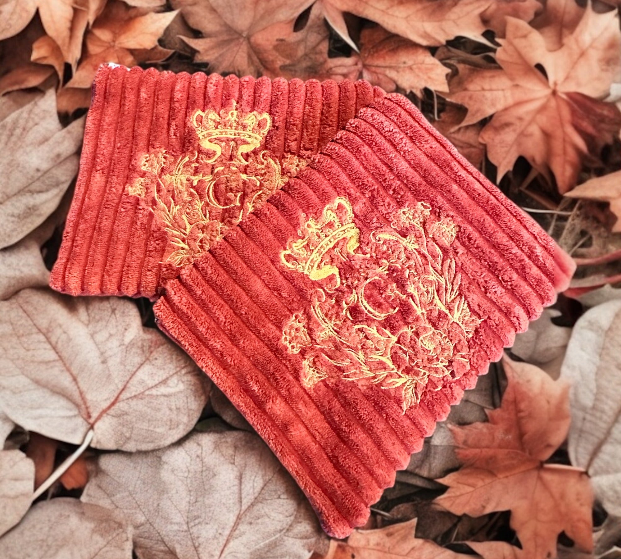 Pochette S en velours côtelé modèle « Maddie »couleur Terracotta et son logo brodé Doré