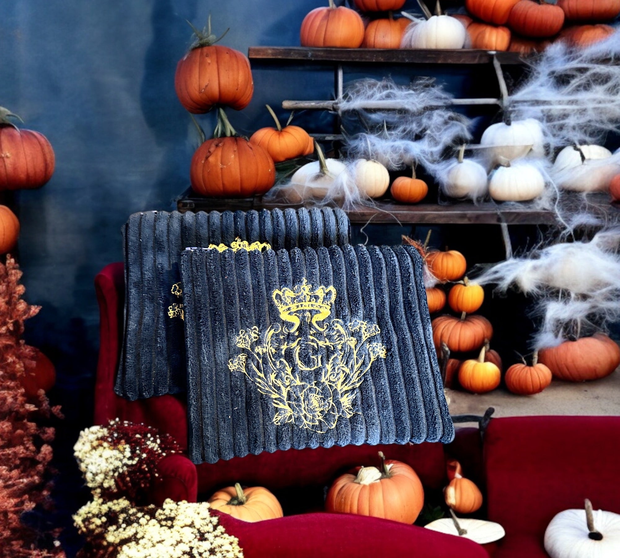 Pochette S velours côtelé modèle « Maddie » Bleu Marine logo brodé doré