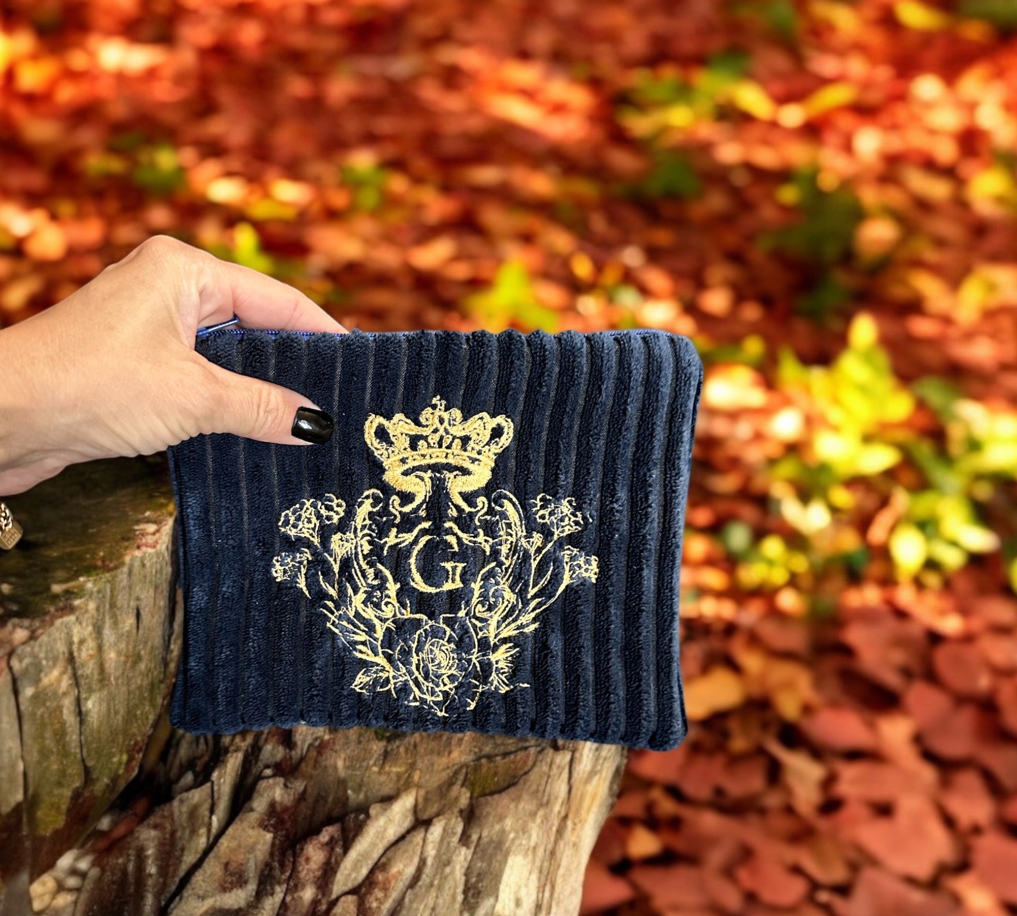 Pochette velours côtelé modèle « Maddie » Bleu Marine logo brodé doré