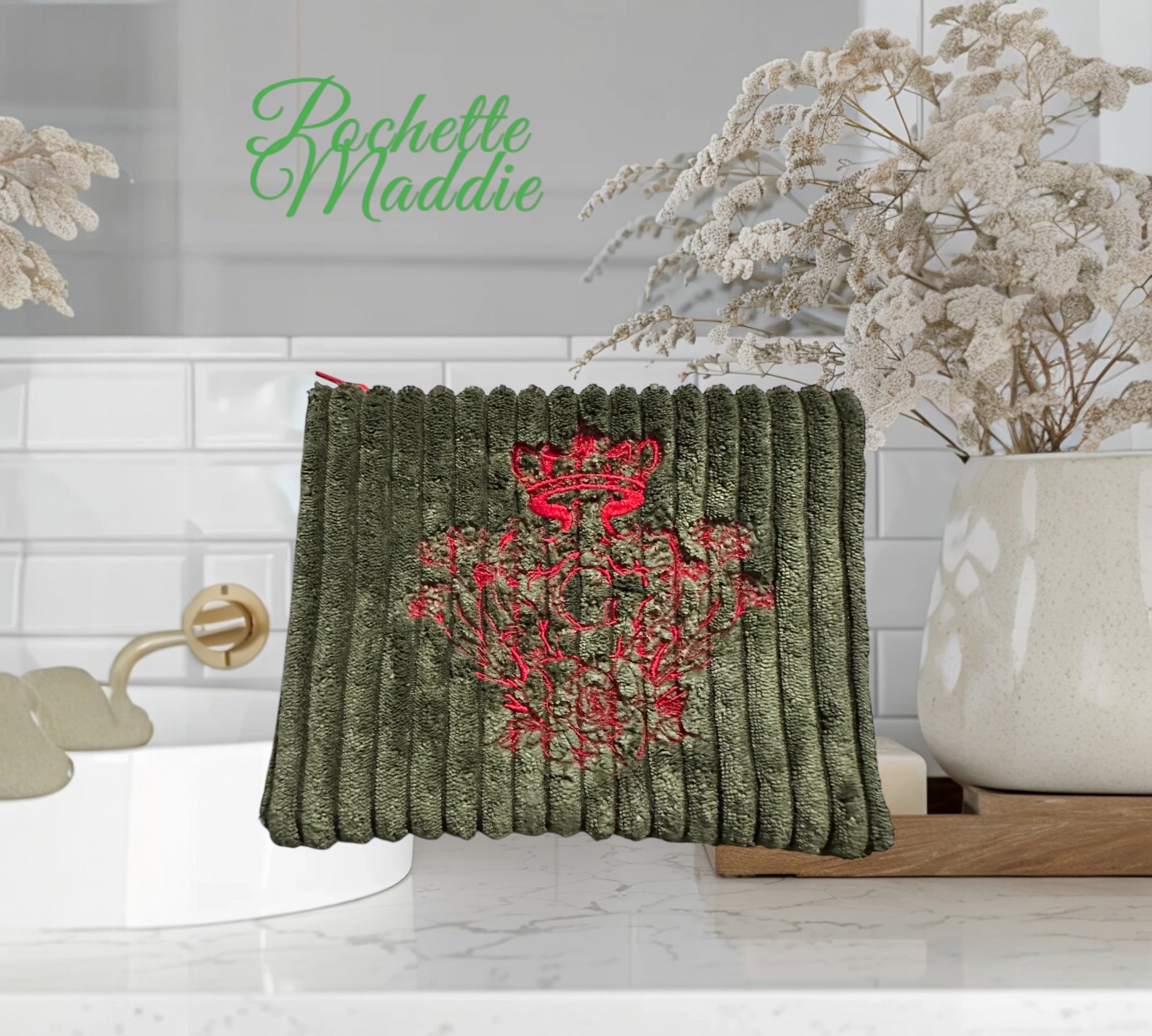 Pochette velours côtelé modèle «Maddie »de couleur Kaki et son logo brodé Rouge