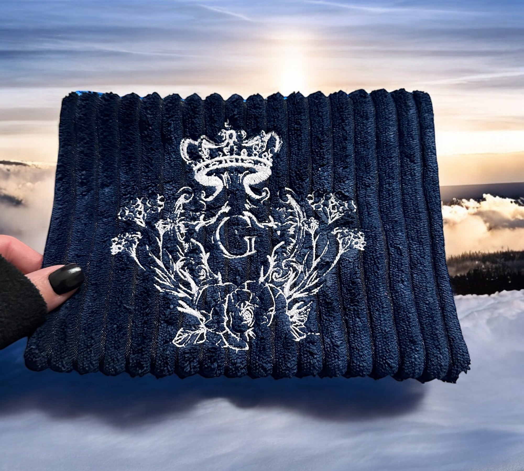 Pochette velours côtelé modèle «Maddie » Bleu Marine logo brodé Blanc