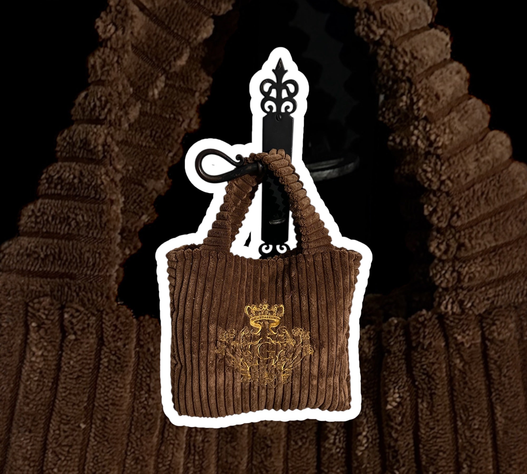 Sac à main de couleur Marron intérieur coton et sa broderie dorée