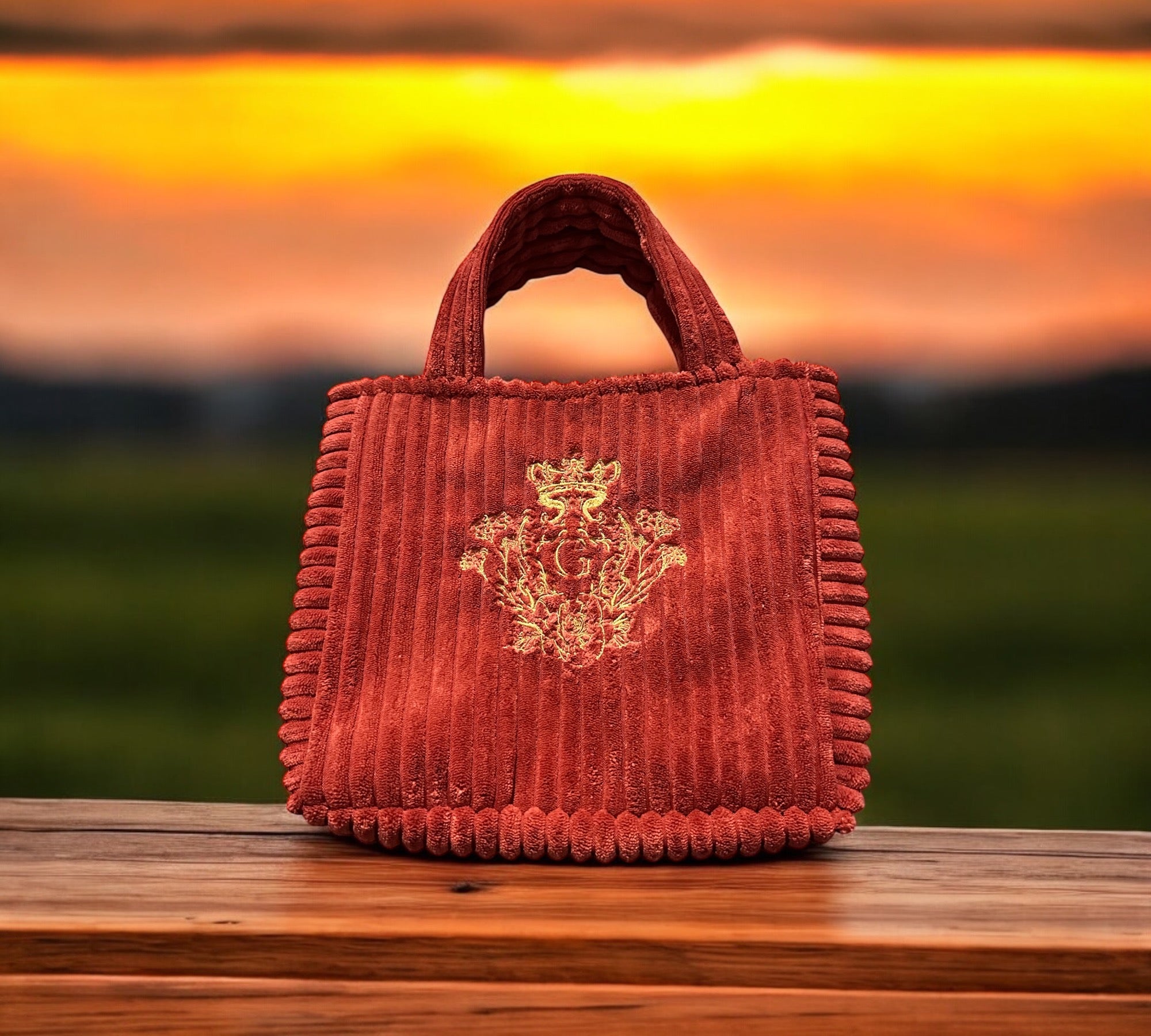 Sac à main de couleur Terracotta intérieur coton et sa broderie Dorée
