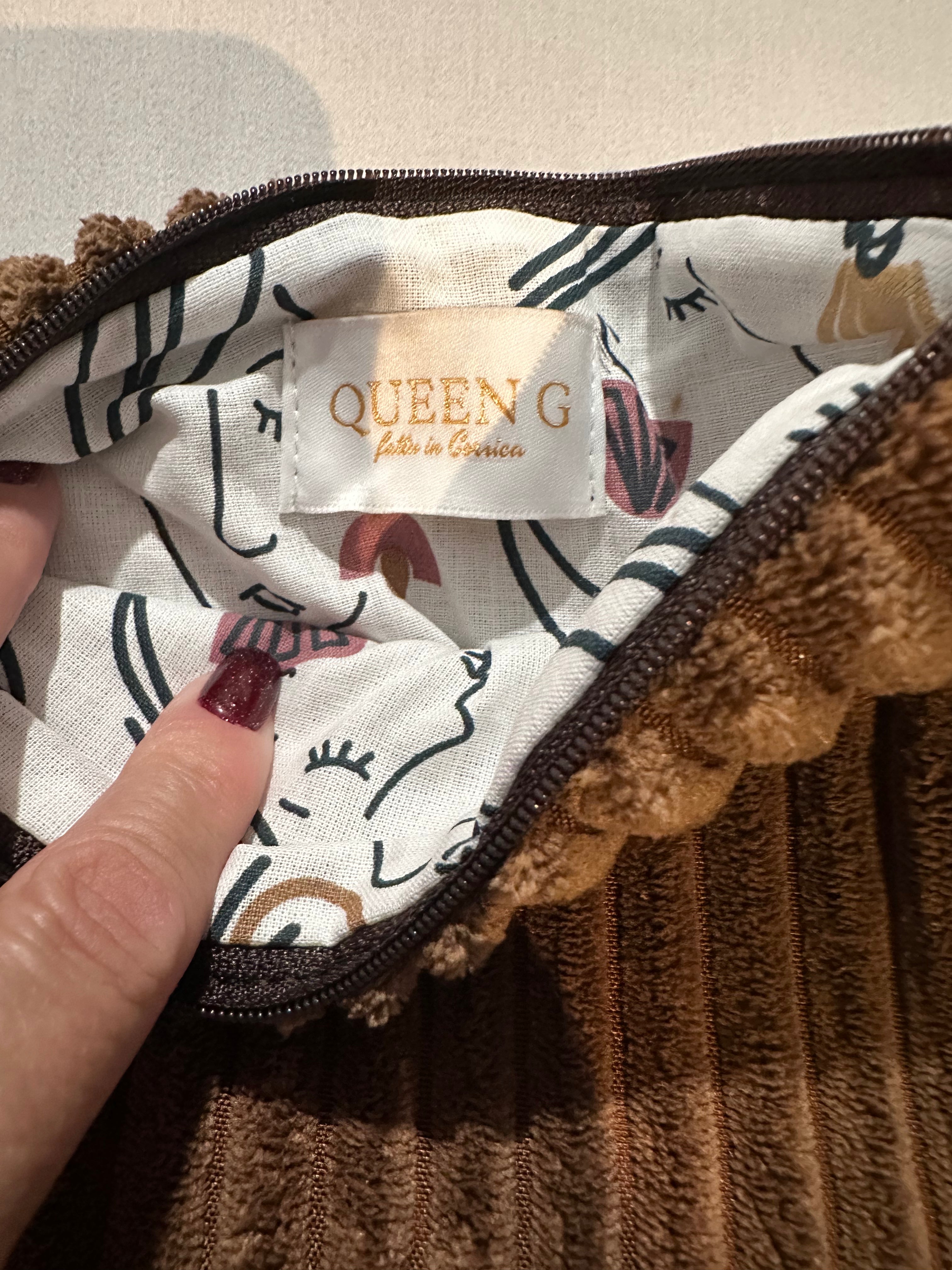 Pochette velours côtelé modèle «Maddie » Marron et son logo brodé Doré