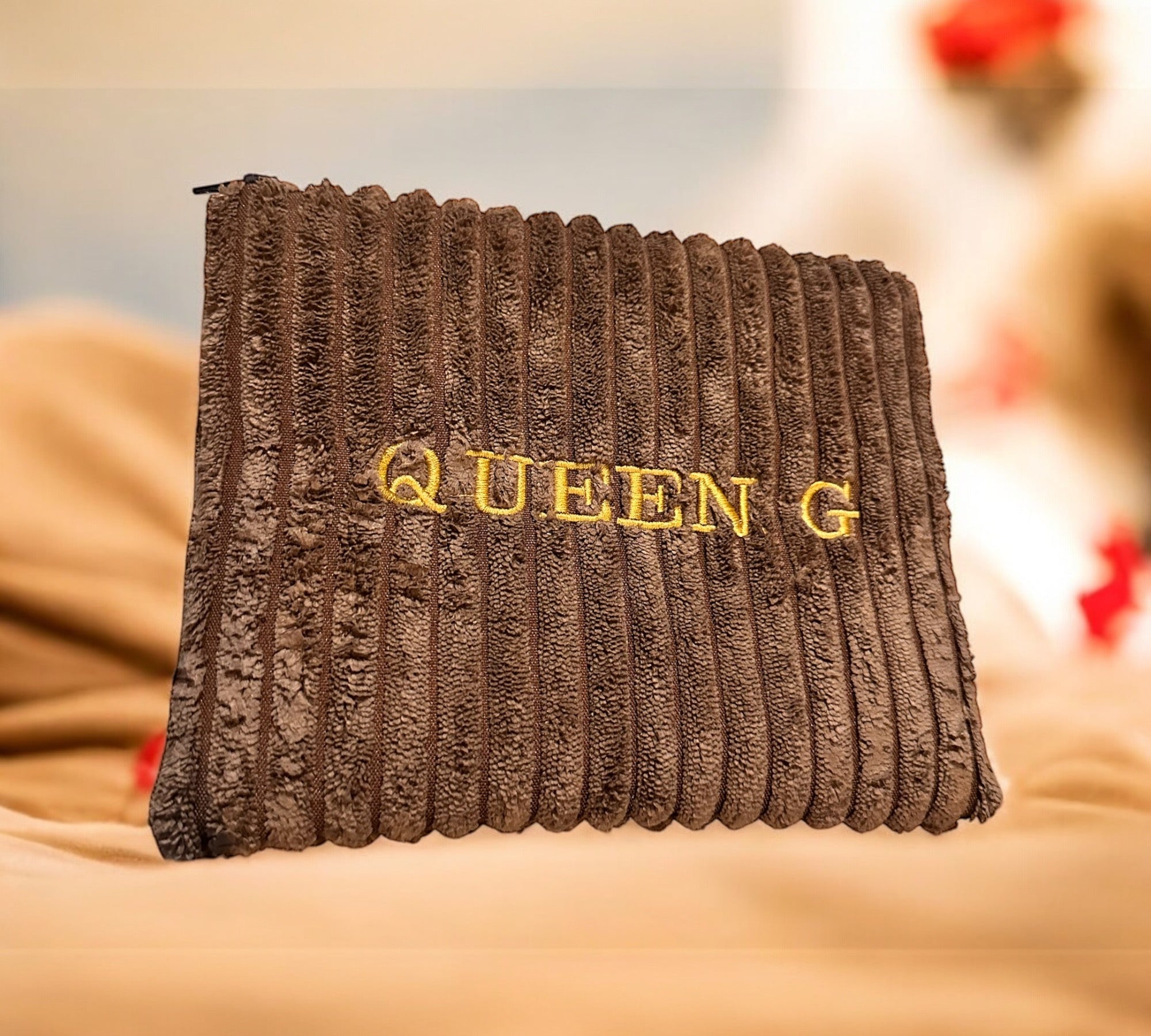 Pochette velours côtelé modèle «Maddie » Marron et son logo brodé Doré