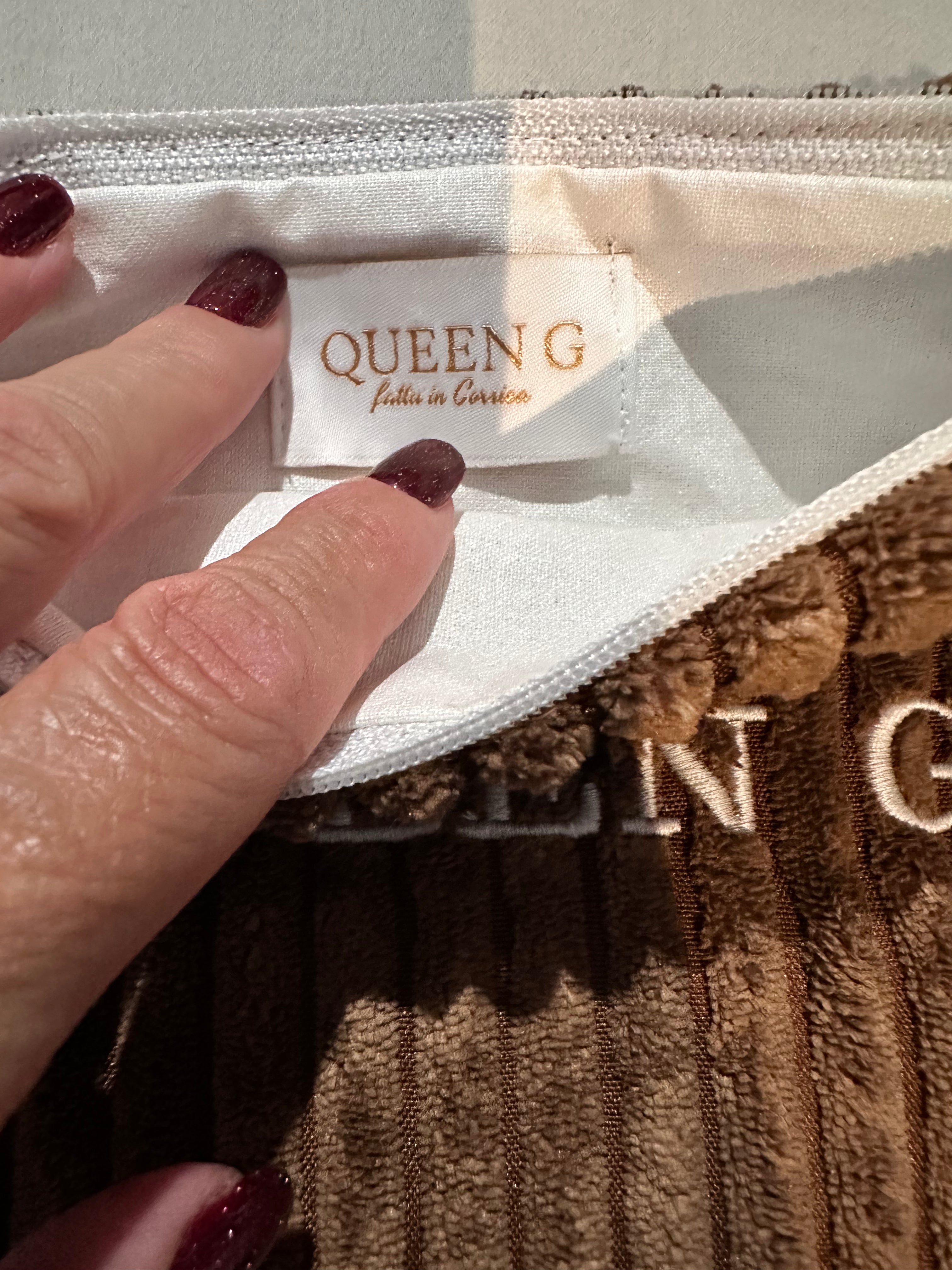 Pochette velours côtelé modèle «Maddie » Marron et son logo brodé Blanc