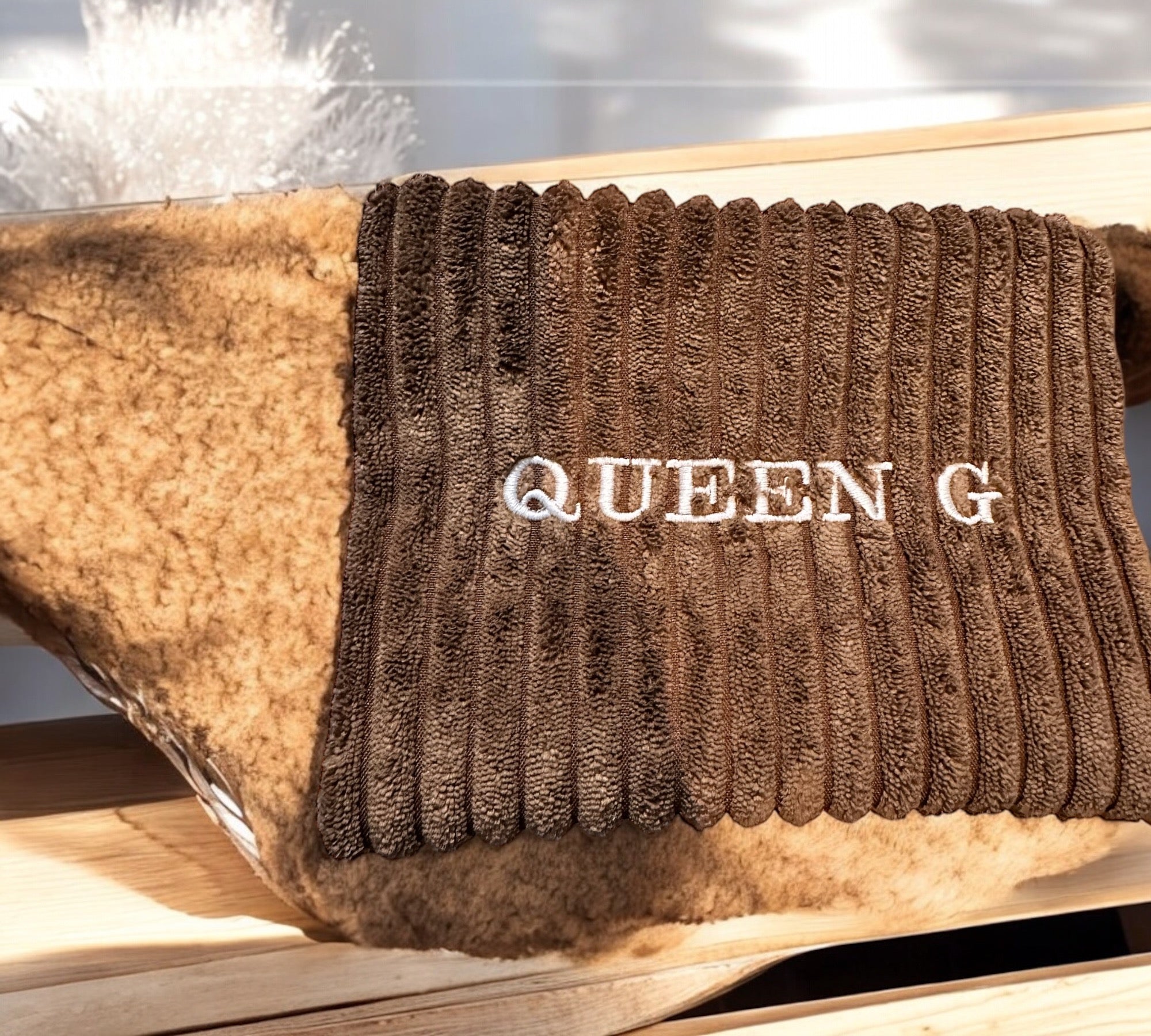 Pochette velours côtelé modèle «Maddie » Marron et son logo brodé Blanc