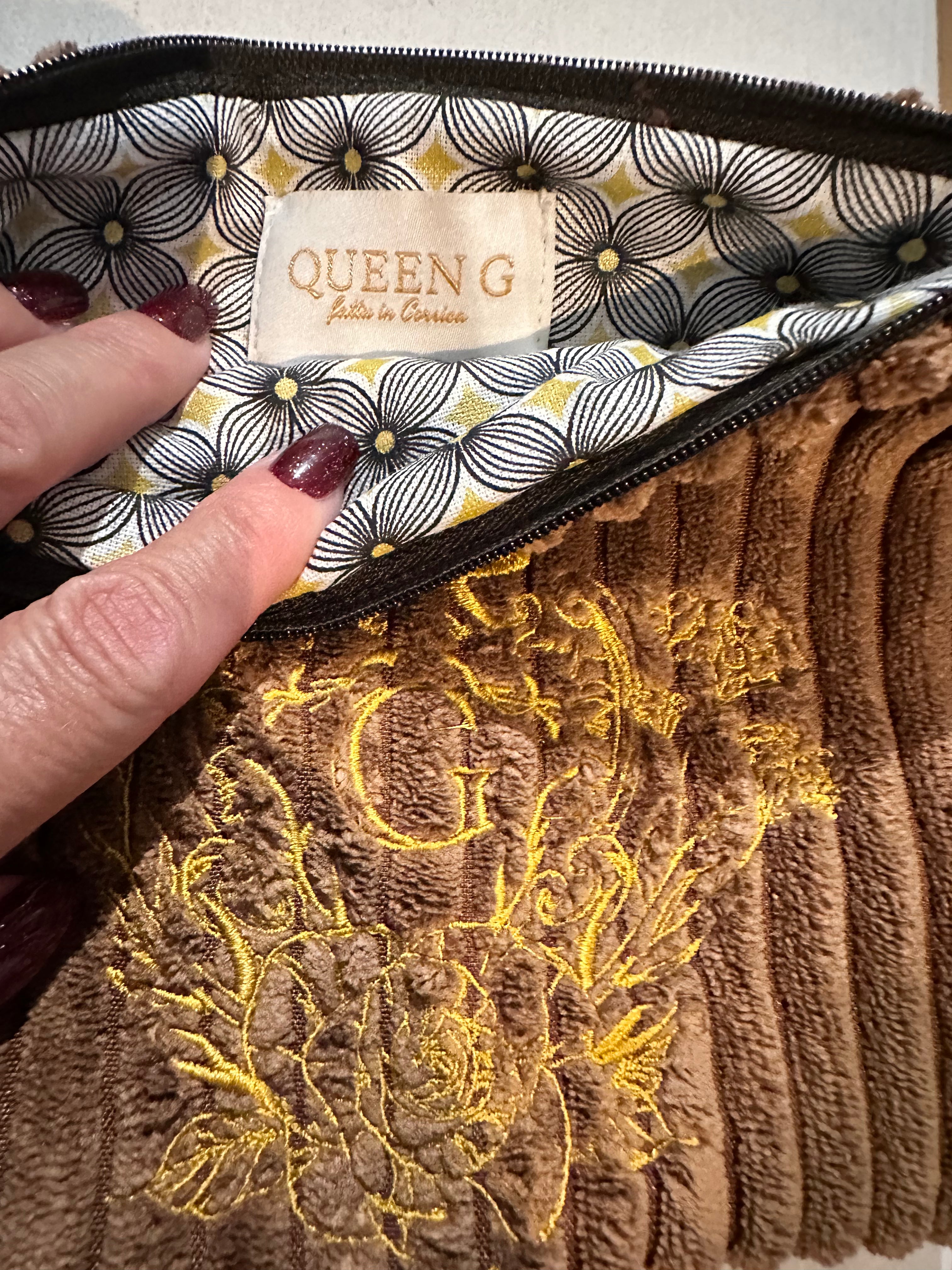 Pochette velours côtelé modèle «Maddie » Marron et son logo brodé Doré