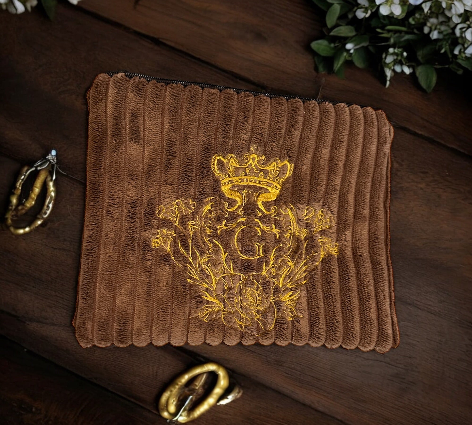 Pochette velours côtelé modèle «Maddie » Marron et son logo brodé Doré