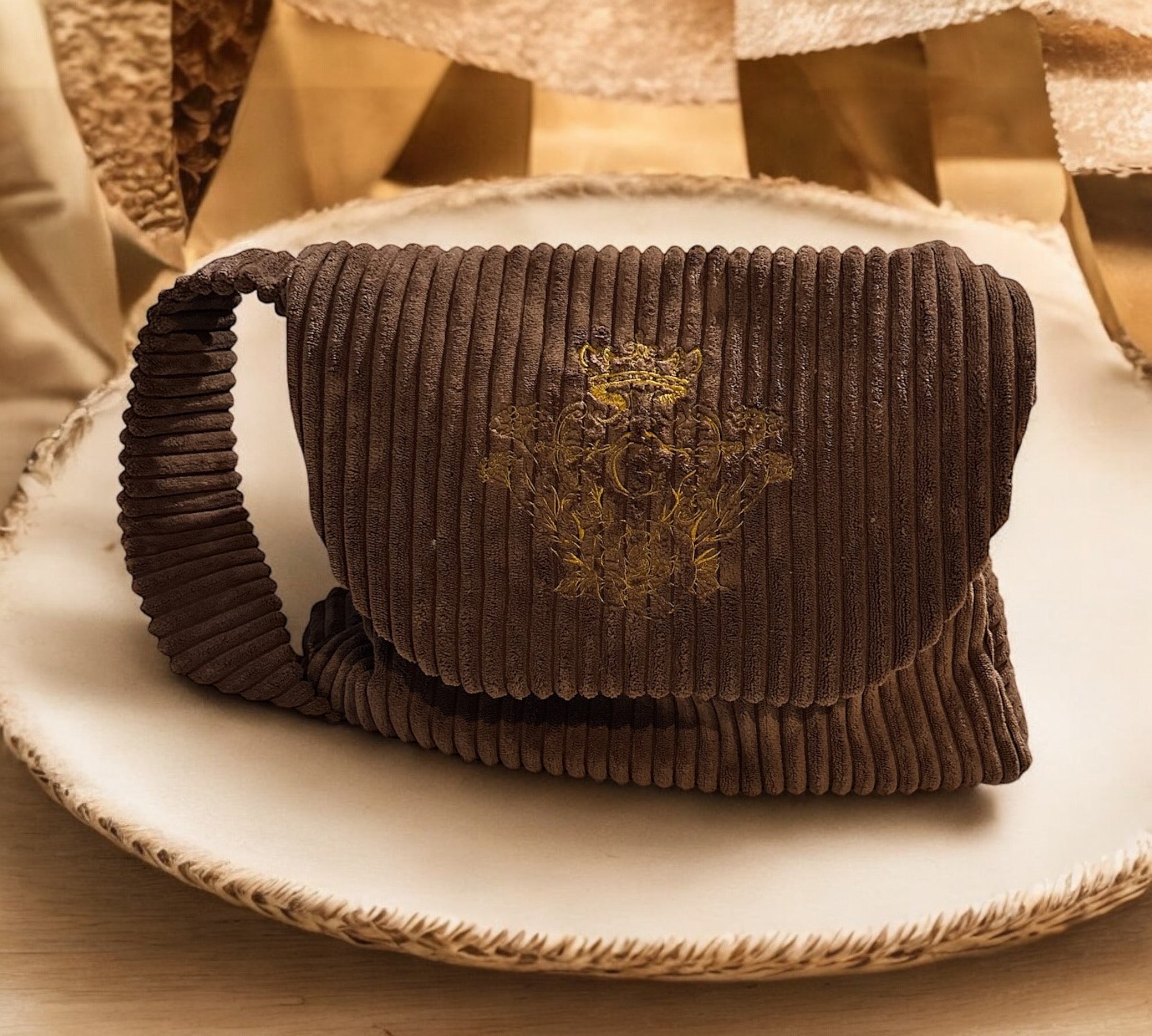 Sac besace couleur Marron intérieur coton et son logo brodé doré
