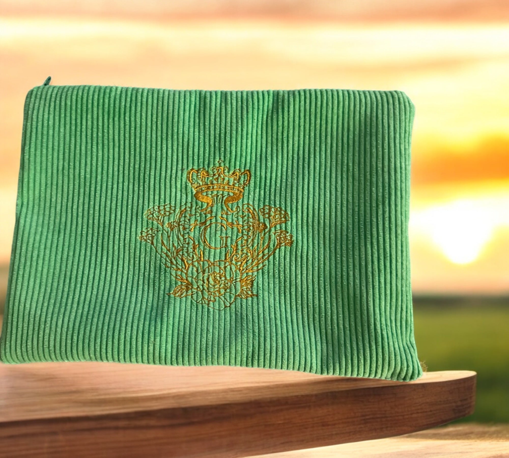 Pochette velours fines côtes XL modèle «Maddie »de couleur Vert et son logo Doré