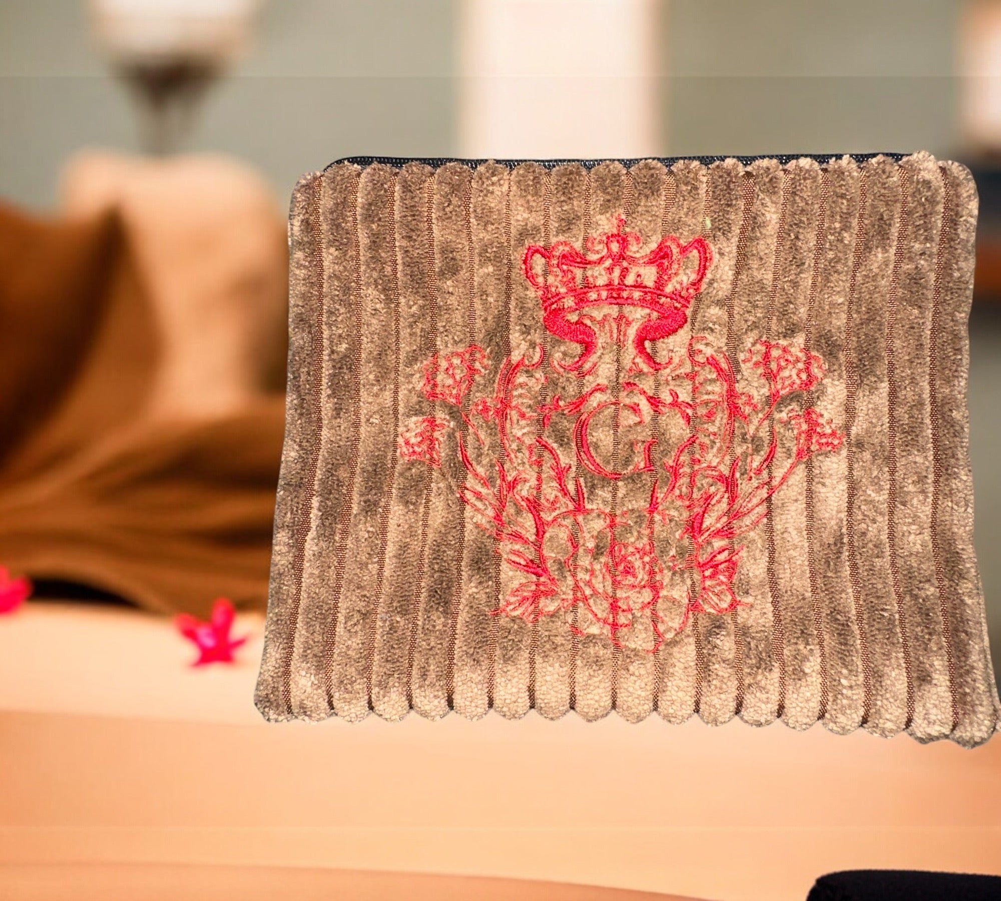 Pochette S velours côtelé modèle «Maddie » Marron et son logo brodé Rouge