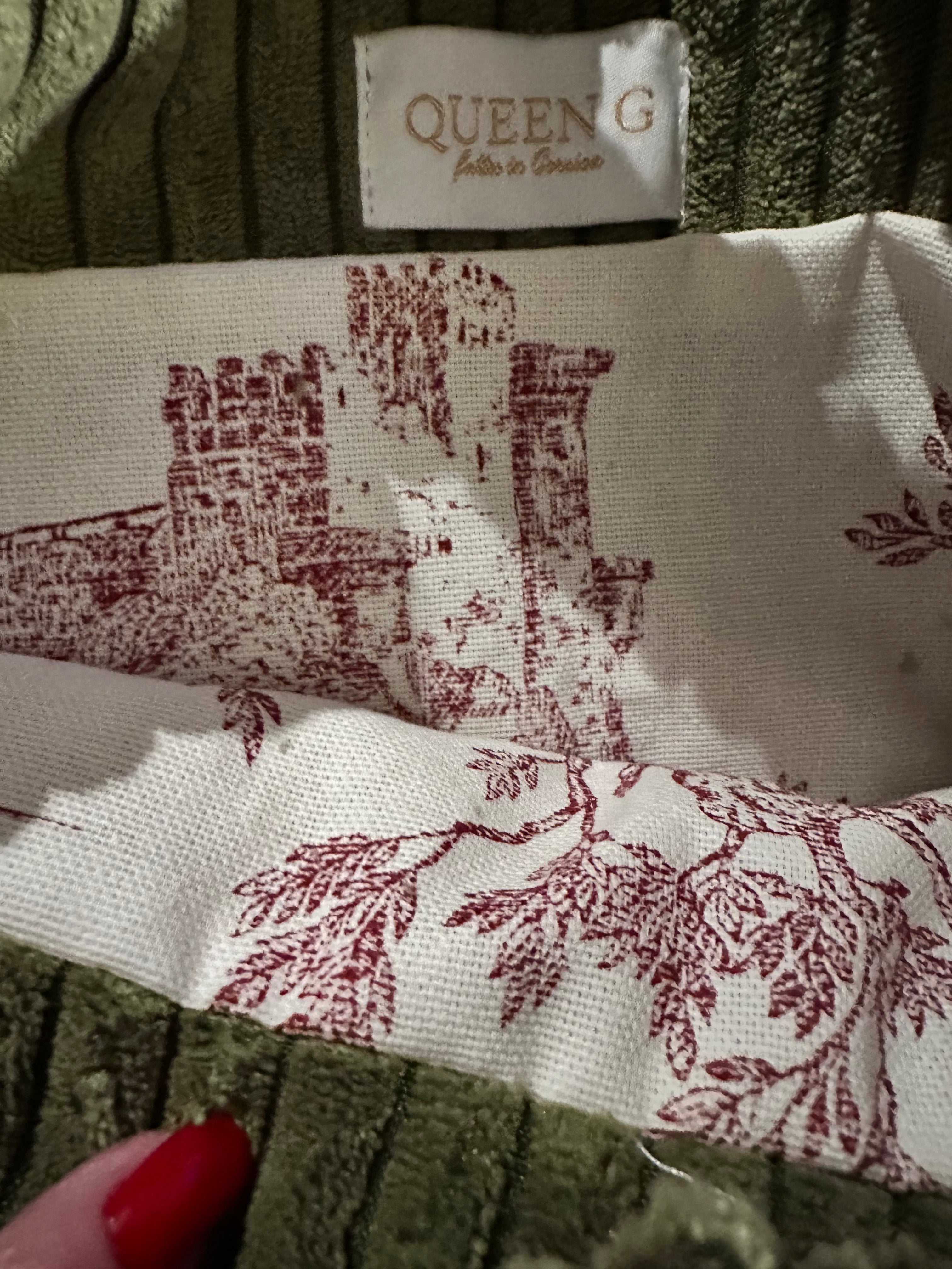 Sac à main decouleur Kaki intérieur en tissu coton toile de Jouy vie à la campagne rouge grande laize et sa broderie Rouge