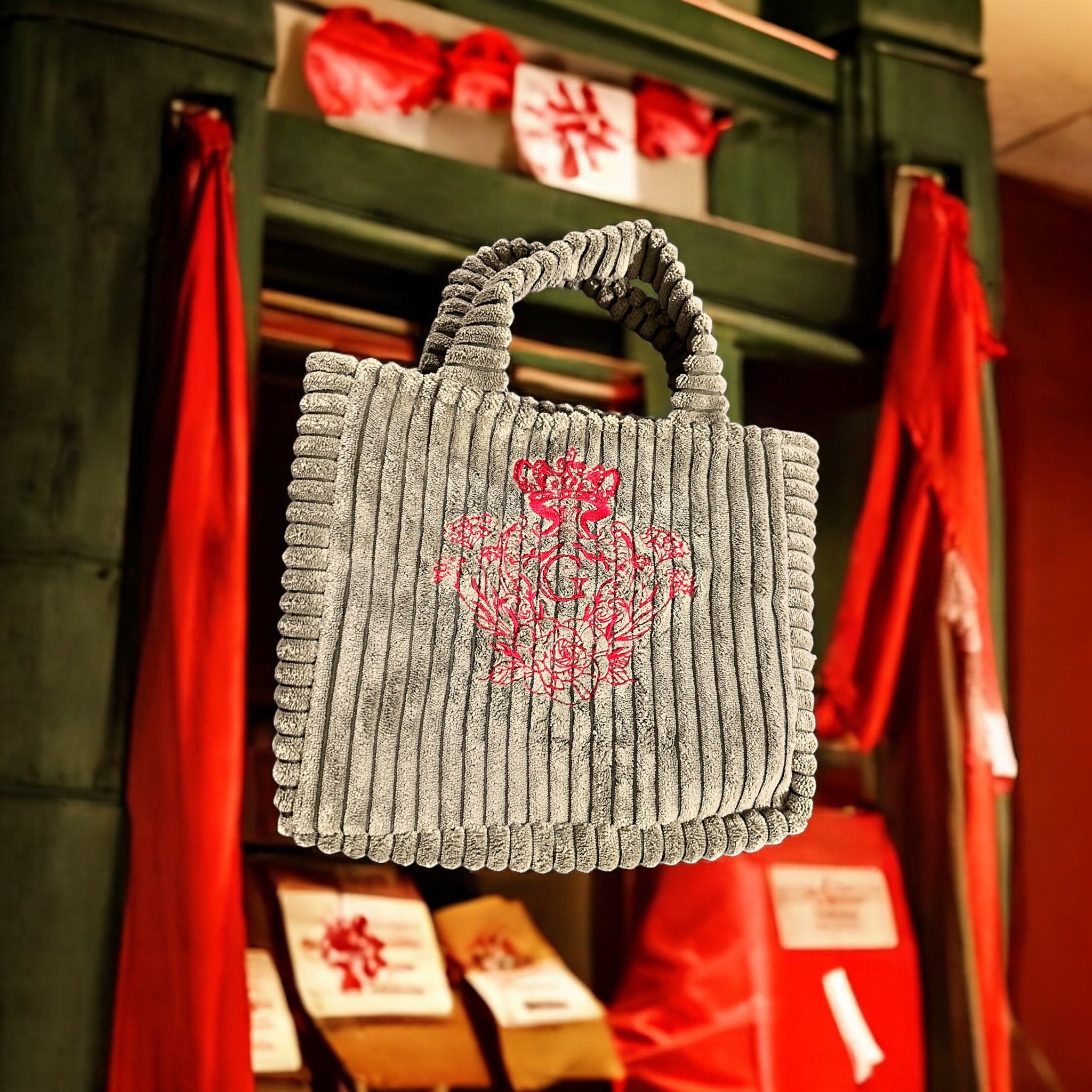 Sac à main decouleur Kaki intérieur en tissu coton toile de Jouy vie à la campagne rouge grande laize et sa broderie Rouge