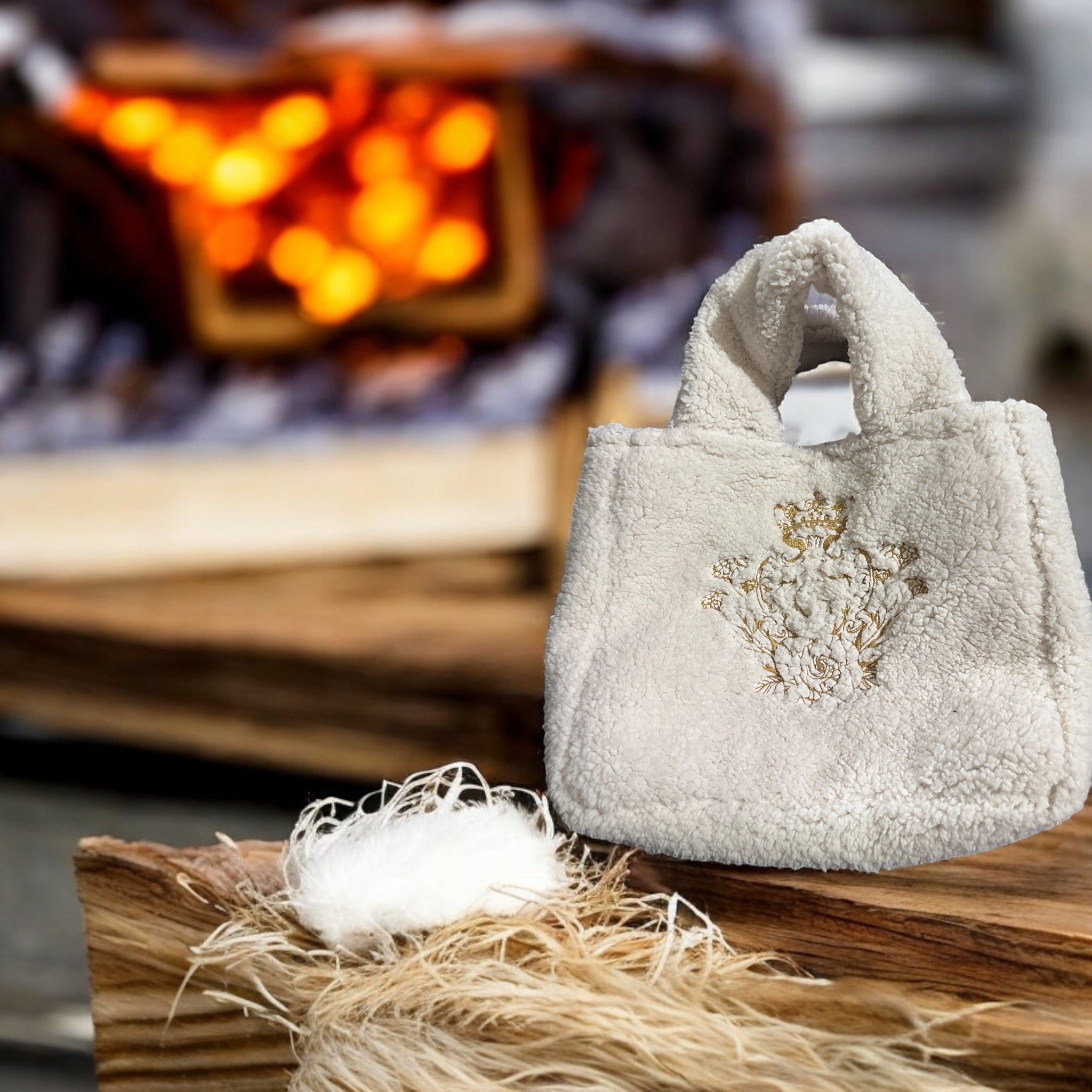 Sac à main de couleur écru intérieur doré pailleté et sa broderie Dorée