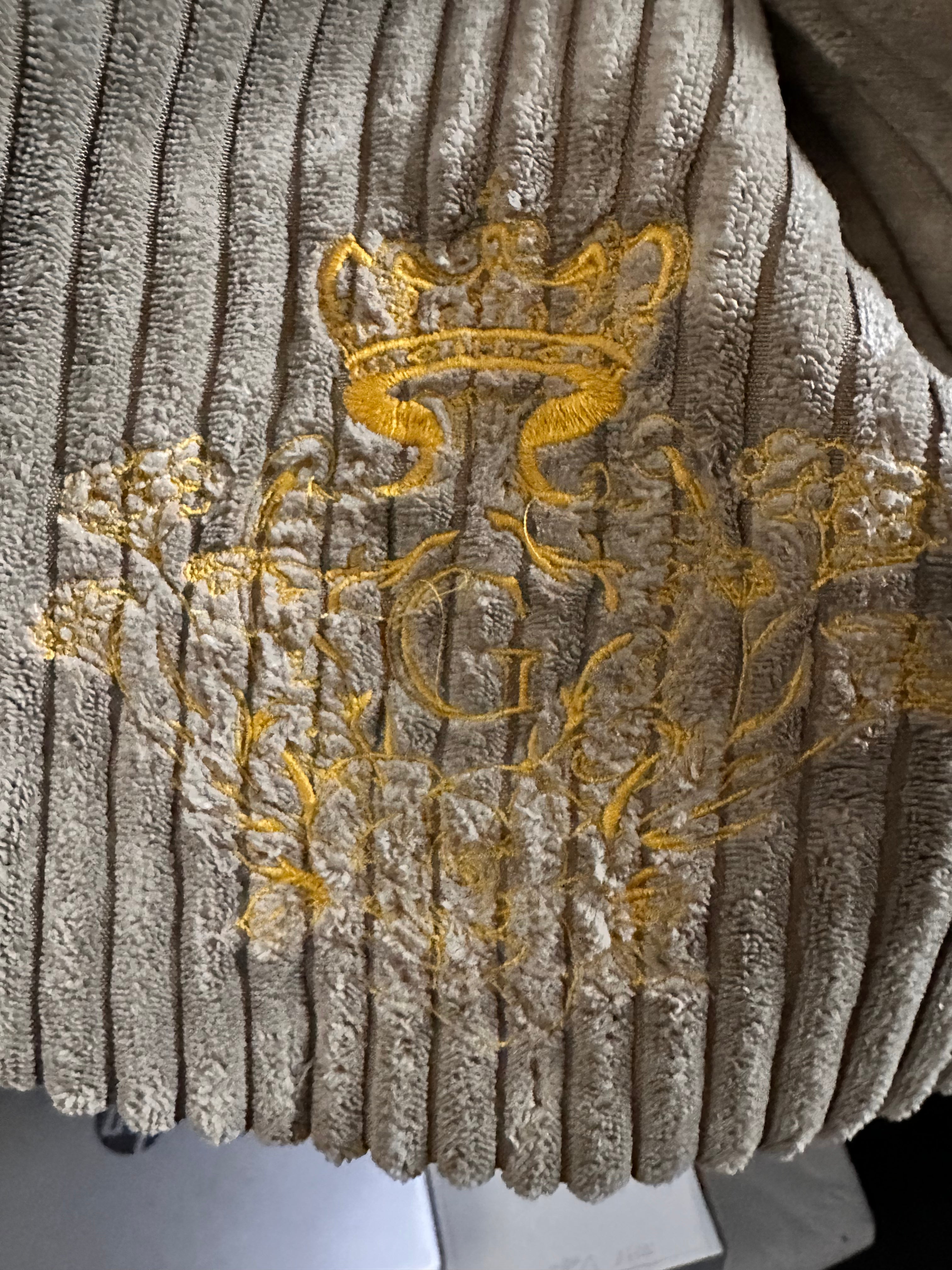Sac besace couleur Beige intérieur en coton doré pailleté et son logo brodé Doré