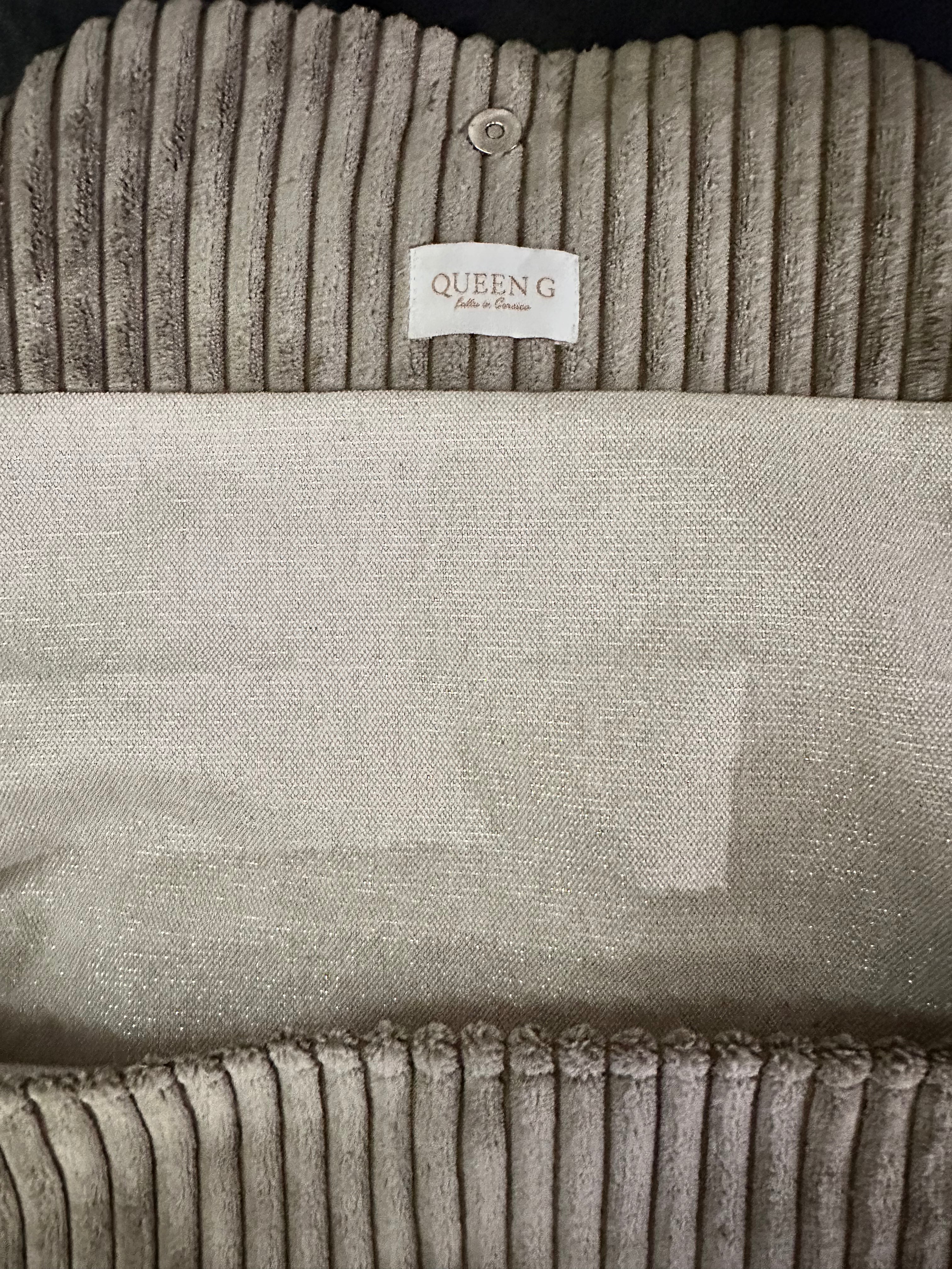 Sac besace couleur kaki intérieur doré et son logo brodé Rose