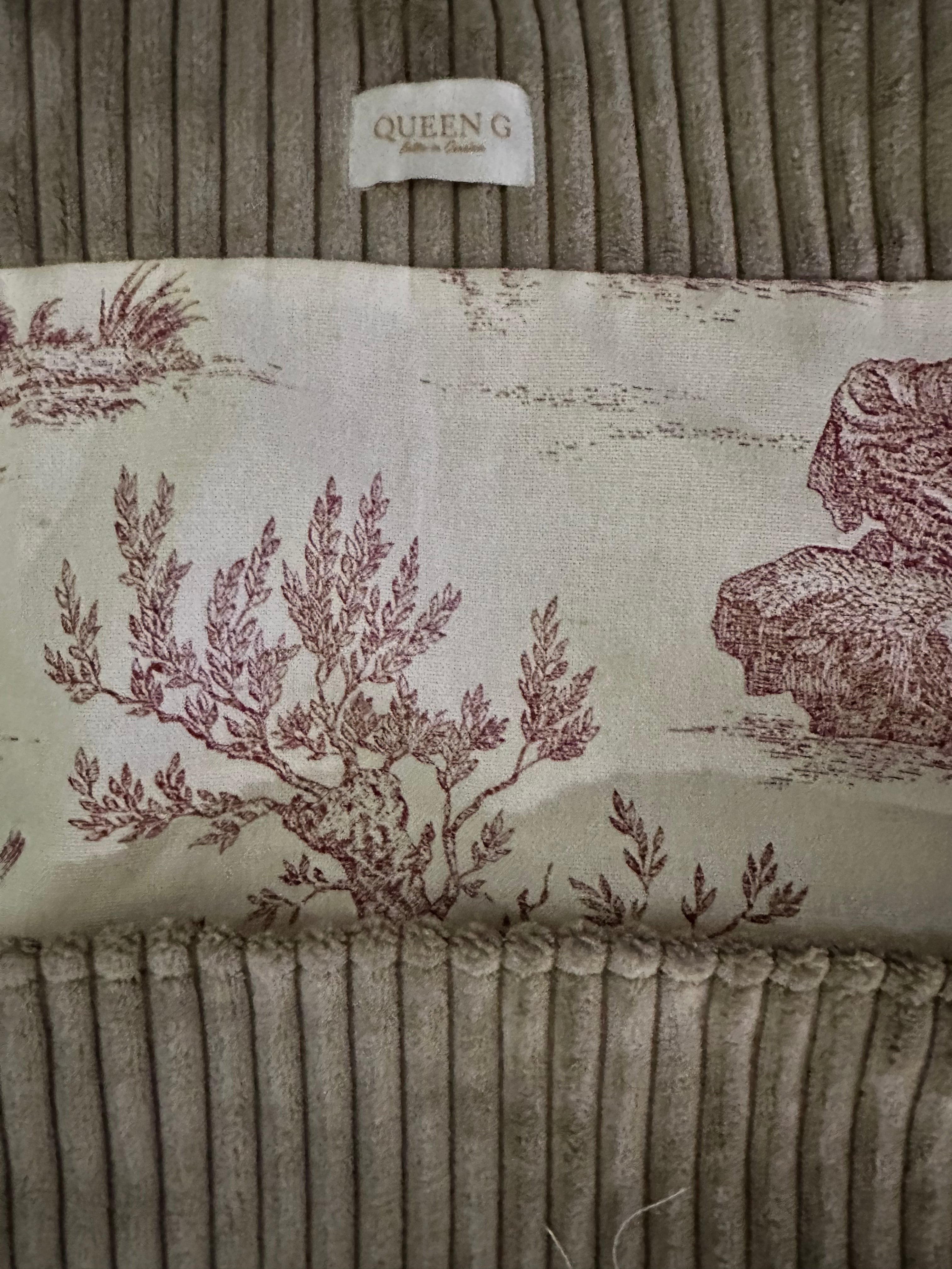 Sac besace couleur Beige intérieur en tissu coton toile de Jouy vie à la campagne rouge grande laize coton et son logo brodé Rose
